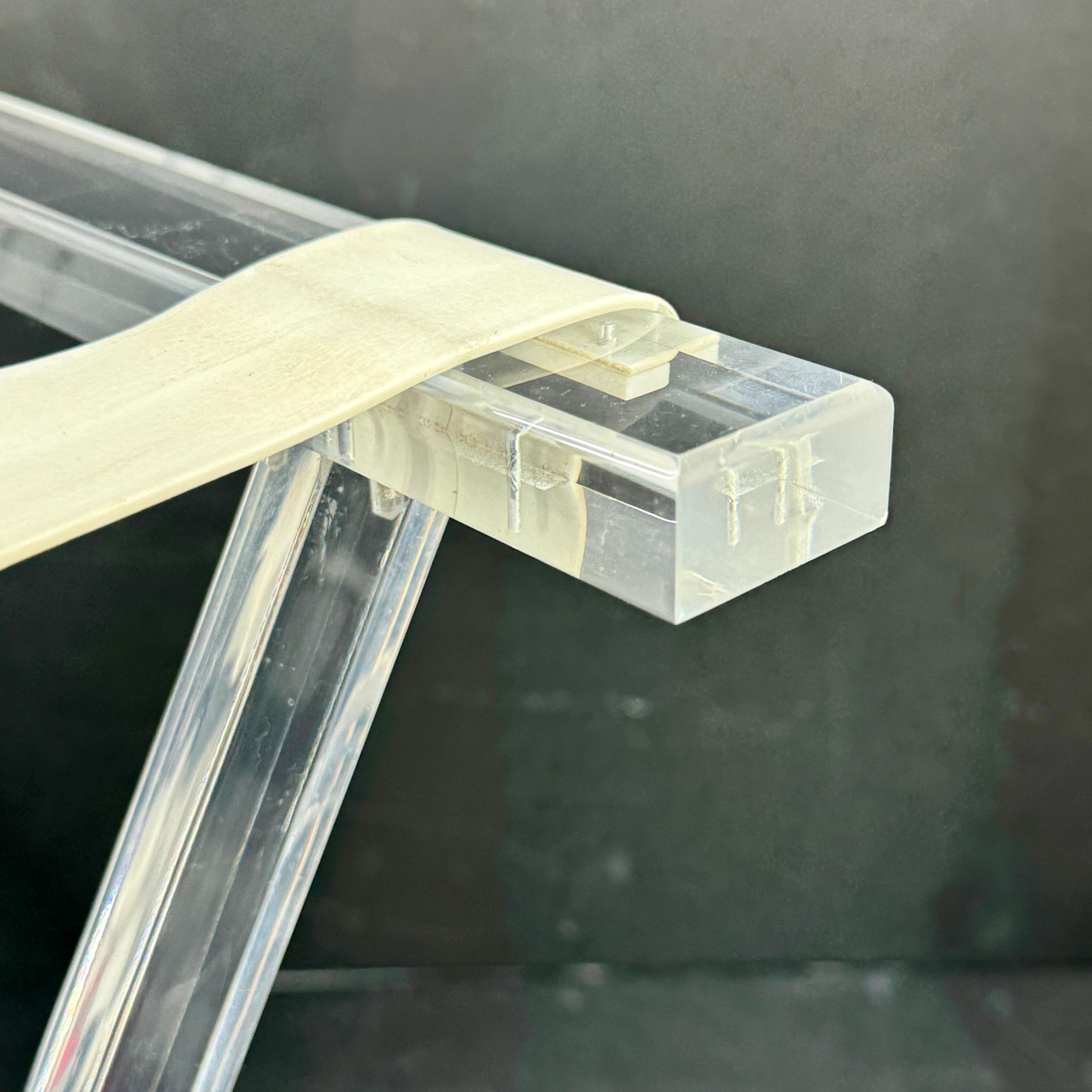 Hollywood Regency Lucite-Tablett-Tablett-Tisch oder Gepäckablage-Regency-Tisch im Zustand „Gut“ im Angebot in Haddonfield, NJ