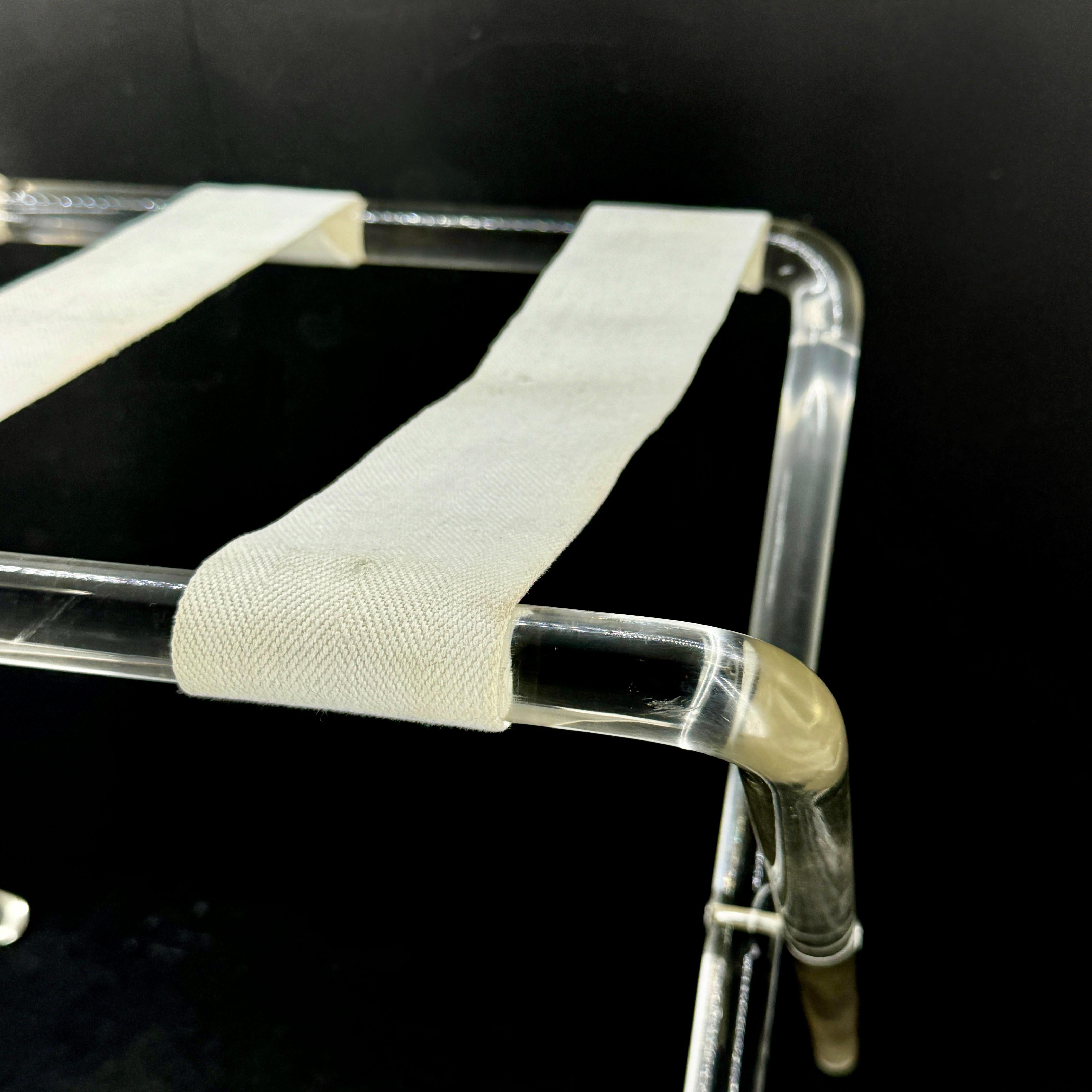 Hollywood Regency Lucite-Tablett-Tablett-Tisch oder Gepäckablage-Regency-Tisch (20. Jahrhundert) im Angebot