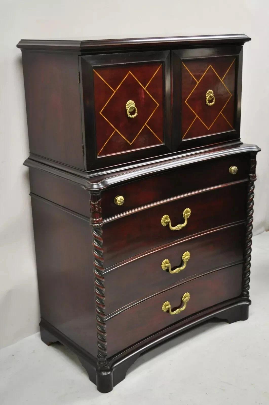 Vintage Hollywood Regency Mahogany Leather Door Tall Chest on Chest Dresser. Cet article présente un plateau en verre personnalisé, des portes en cuir, des colonnes torsadées sculptées en spirale, 8 tiroirs à queue d'aronde, une quincaillerie en