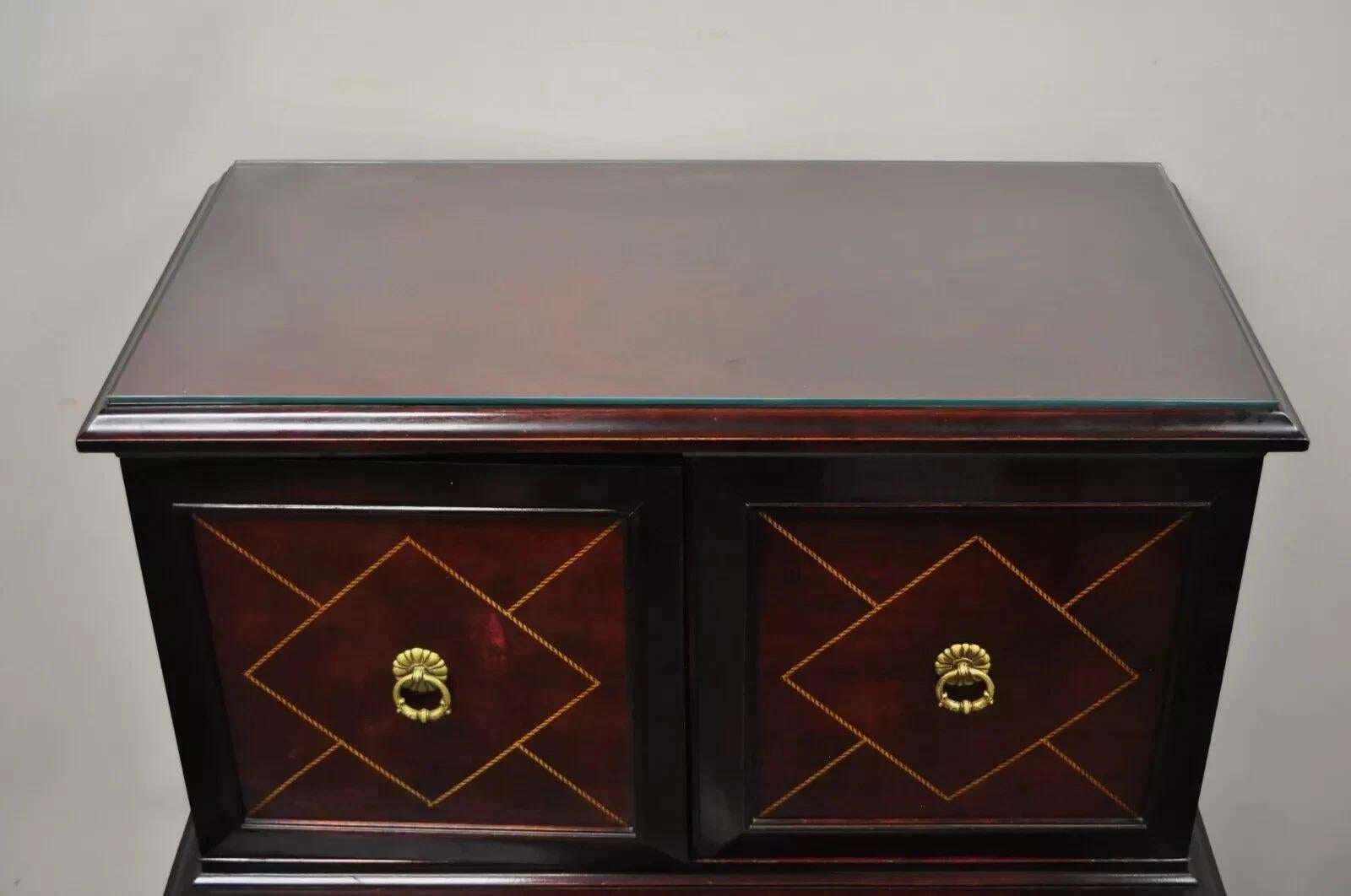 Vintage Hollywood Regency Acajou Porte en Cuir Grande Commode sur Commode en vente 1