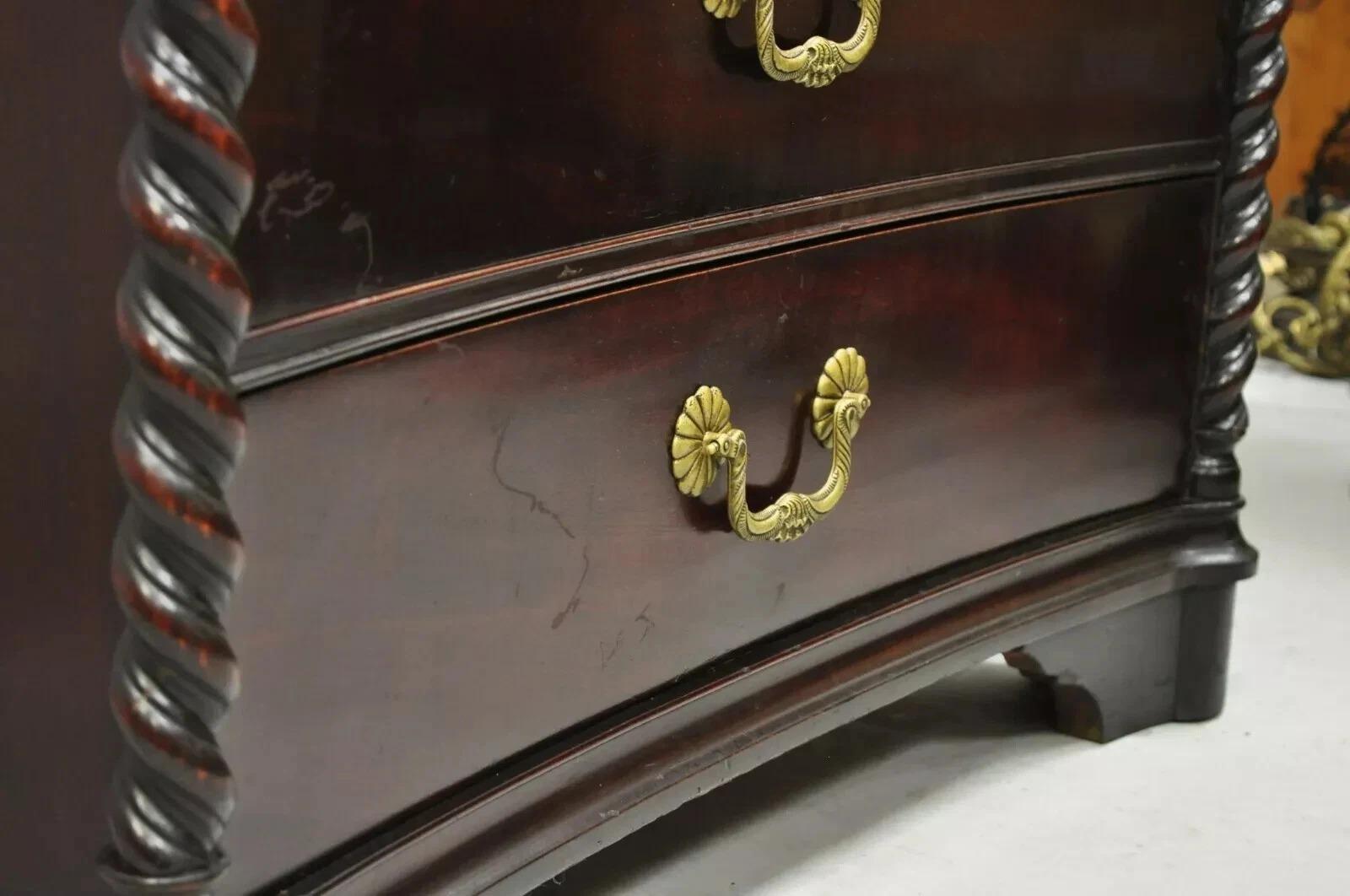 Vintage Hollywood Regency Acajou Porte en Cuir Grande Commode sur Commode en vente 3