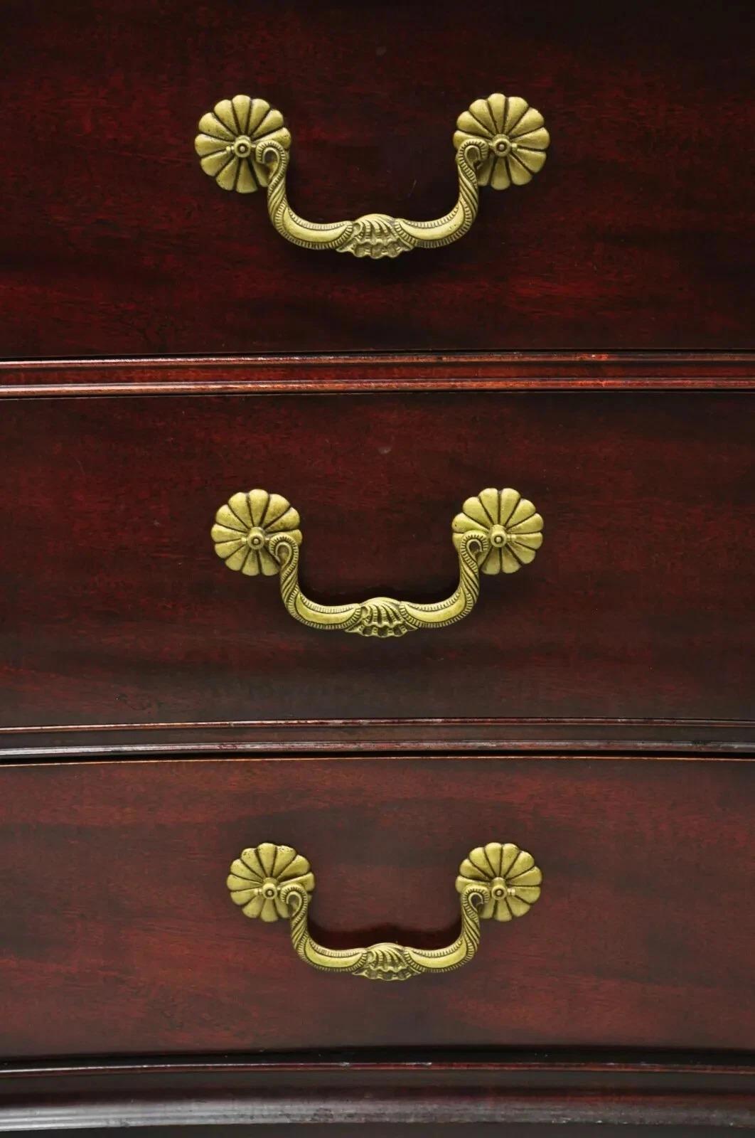 Vintage Hollywood Regency Acajou Porte en Cuir Grande Commode sur Commode en vente 4