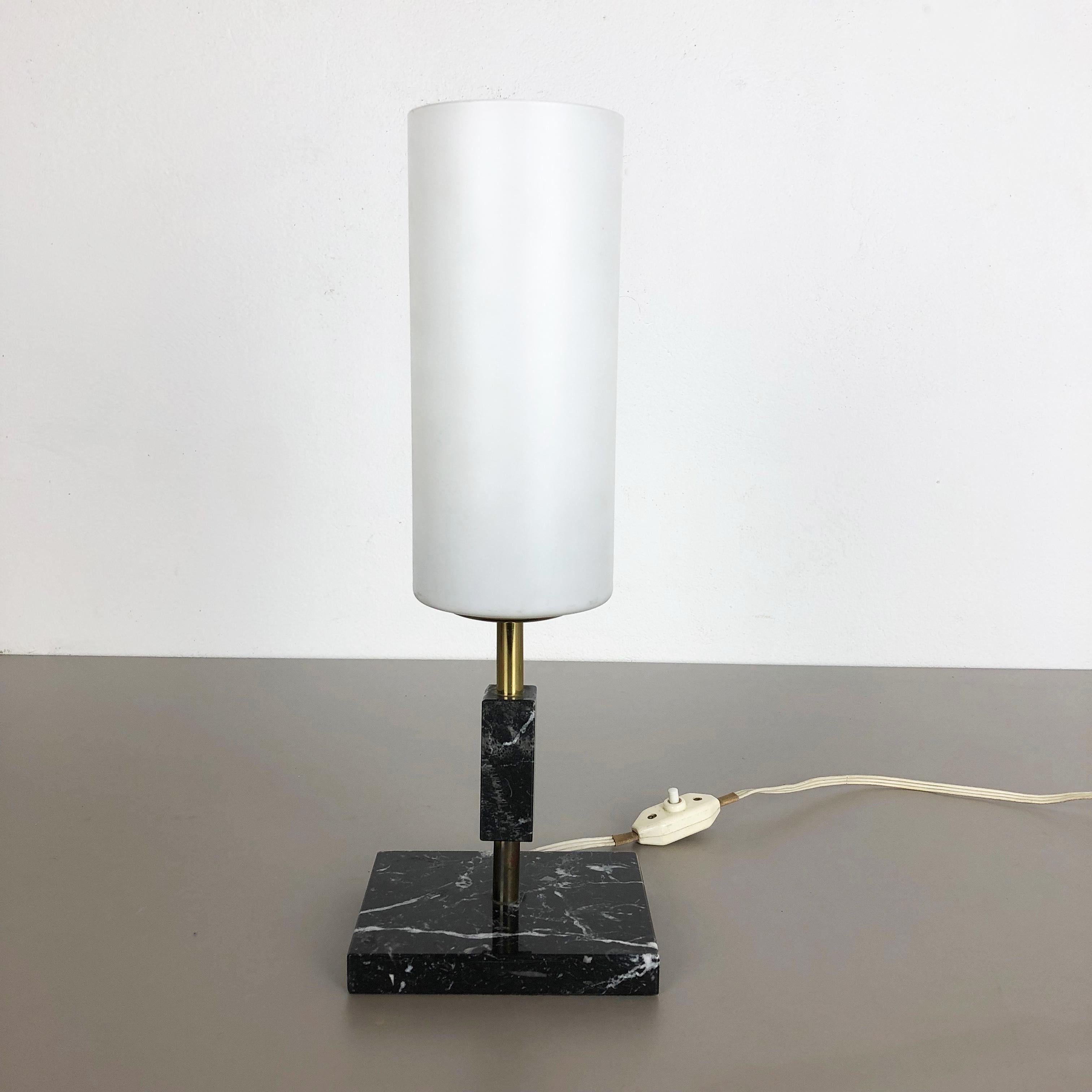 Vintage Hollywood Regency Marble Table Light with Opal Shade, Italy, 1950s In Good Condition For Sale In Kirchlengern, DE