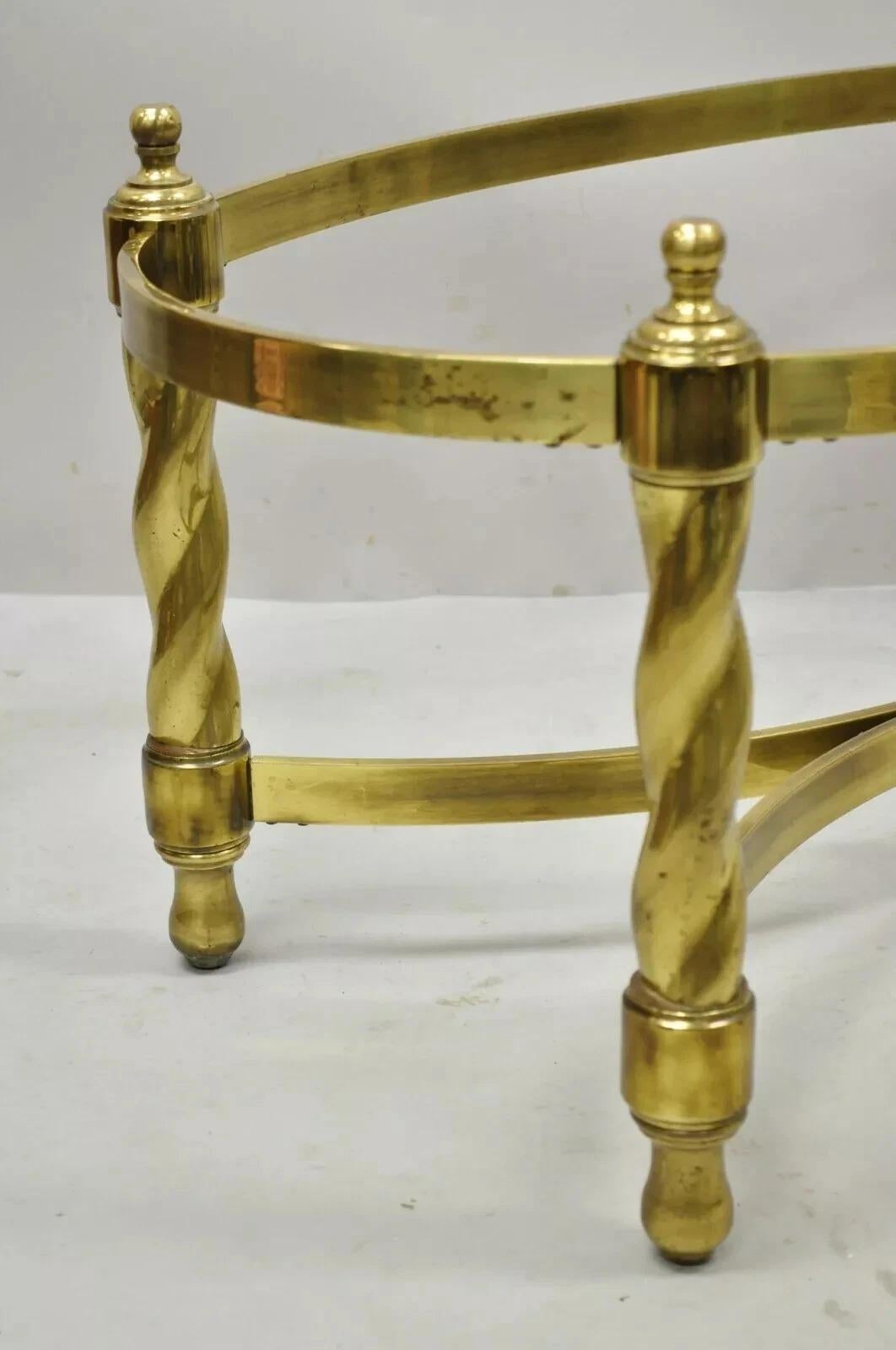Inconnu Table basse ovale vintage de style Mastercraft Hollywood Regency en laiton torsadé en vente