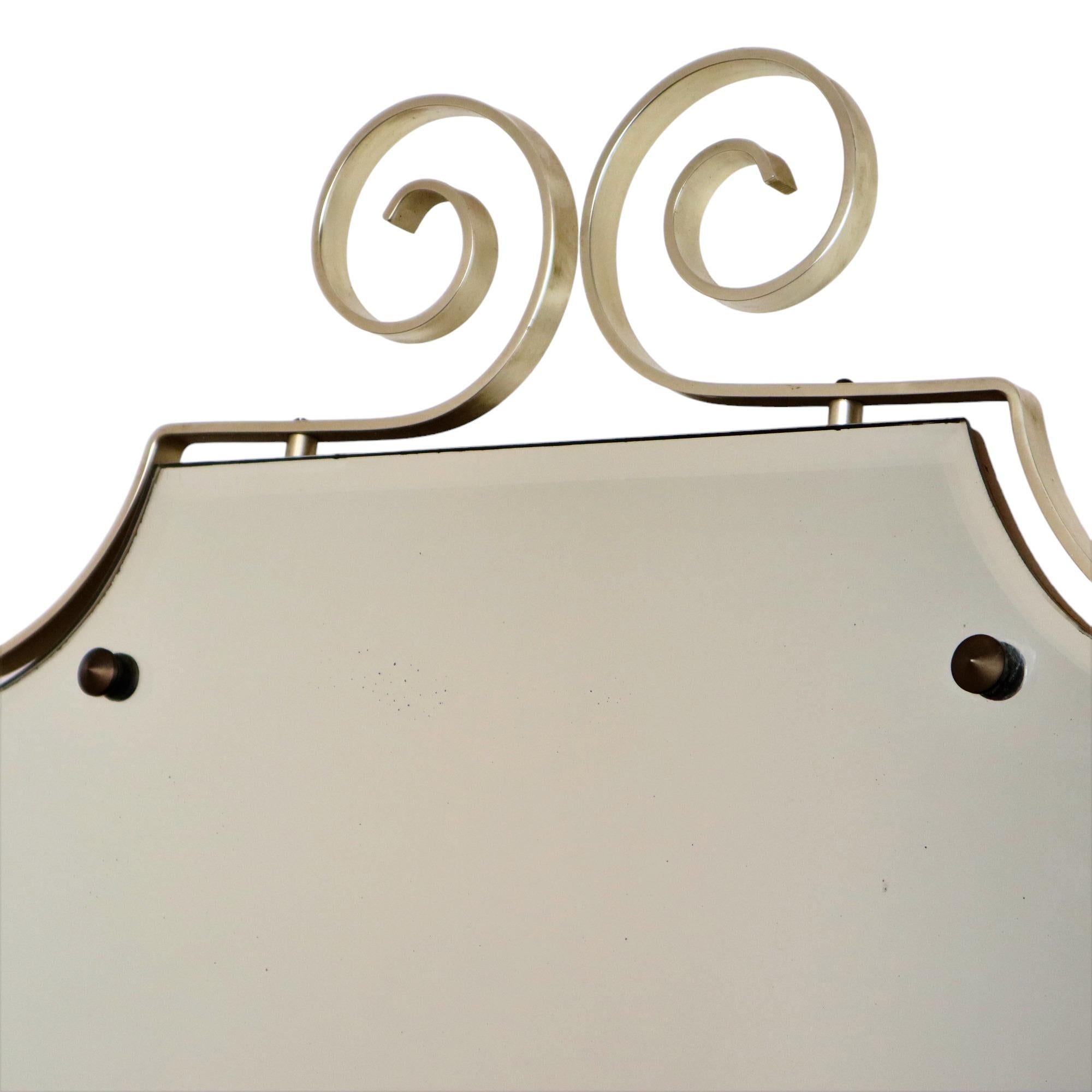 Miroir néoclassique du milieu du siècle, entièrement dans le style Hollywood regency, avec verre miroir taillé à facettes et cadre en métal doré avec boucles, miroir de haute qualité des années 50-60.

Le verre du miroir est en état de