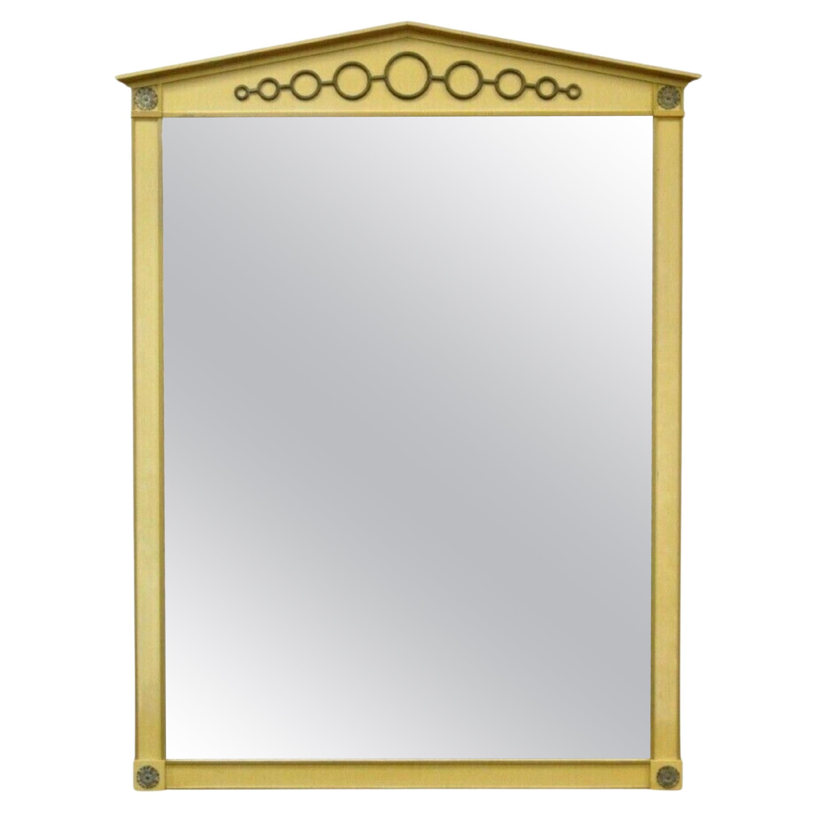 Specchio da parete vintage Hollywood Regency Neoclassico con anello in ottone dipinto a crema