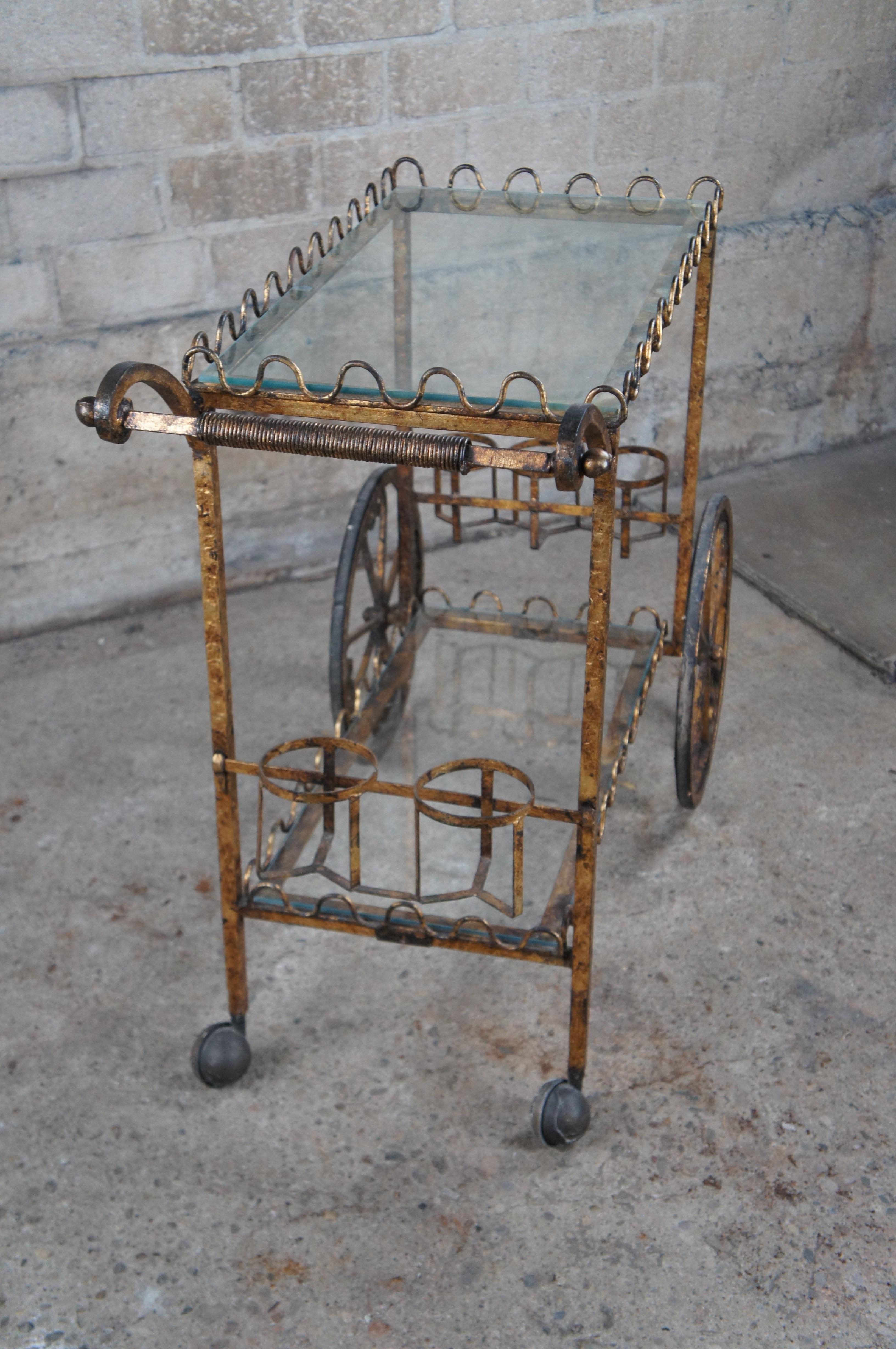 Vintage Hollywood Regency Neoclassical Gilt Rolling Iron Glass Bar Cart Trolley finales del siglo XX en venta