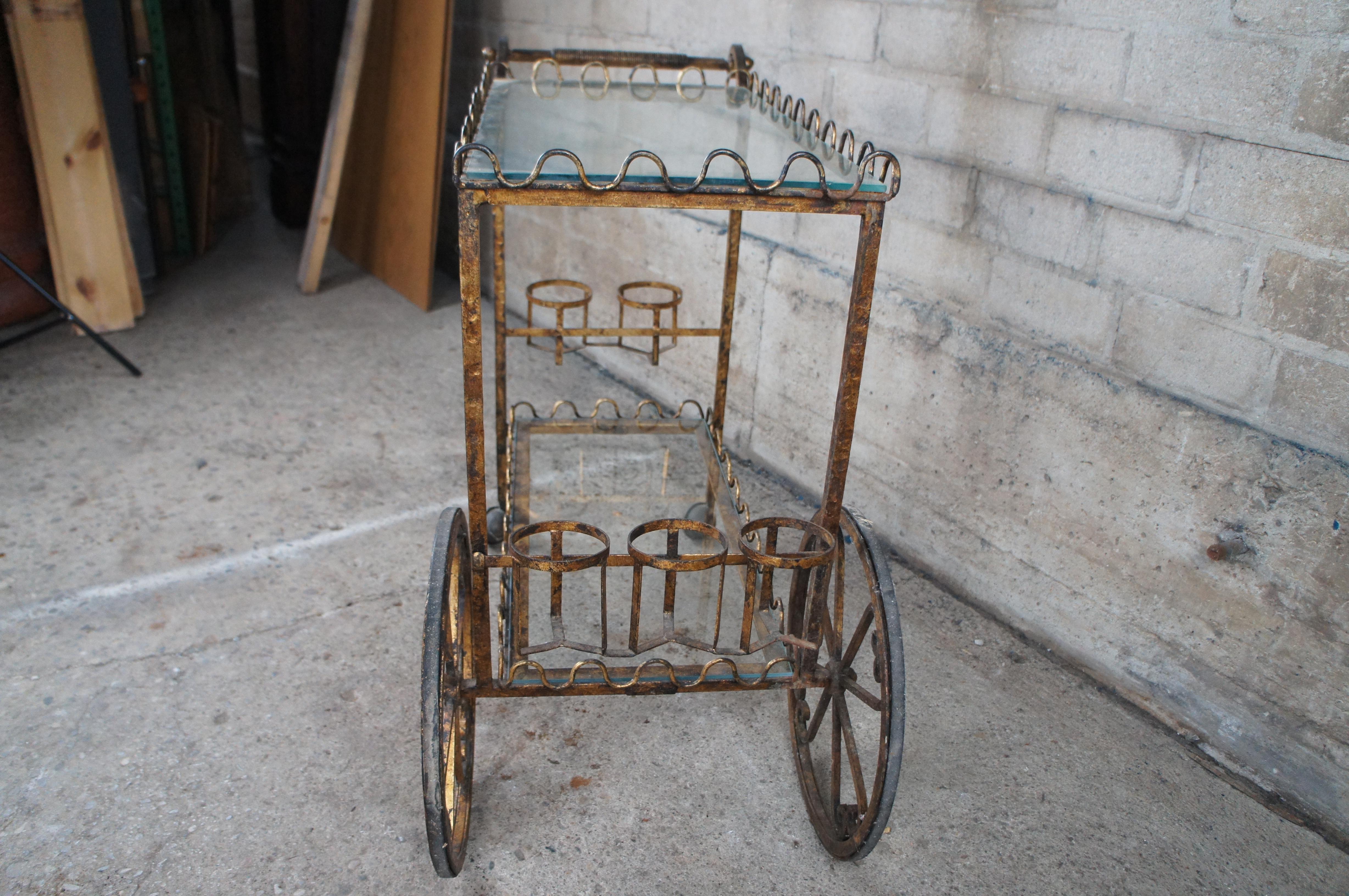Vintage Hollywood Regency Neoclassical Gilt Rolling Iron Glass Bar Cart Trolley Vidrio en venta