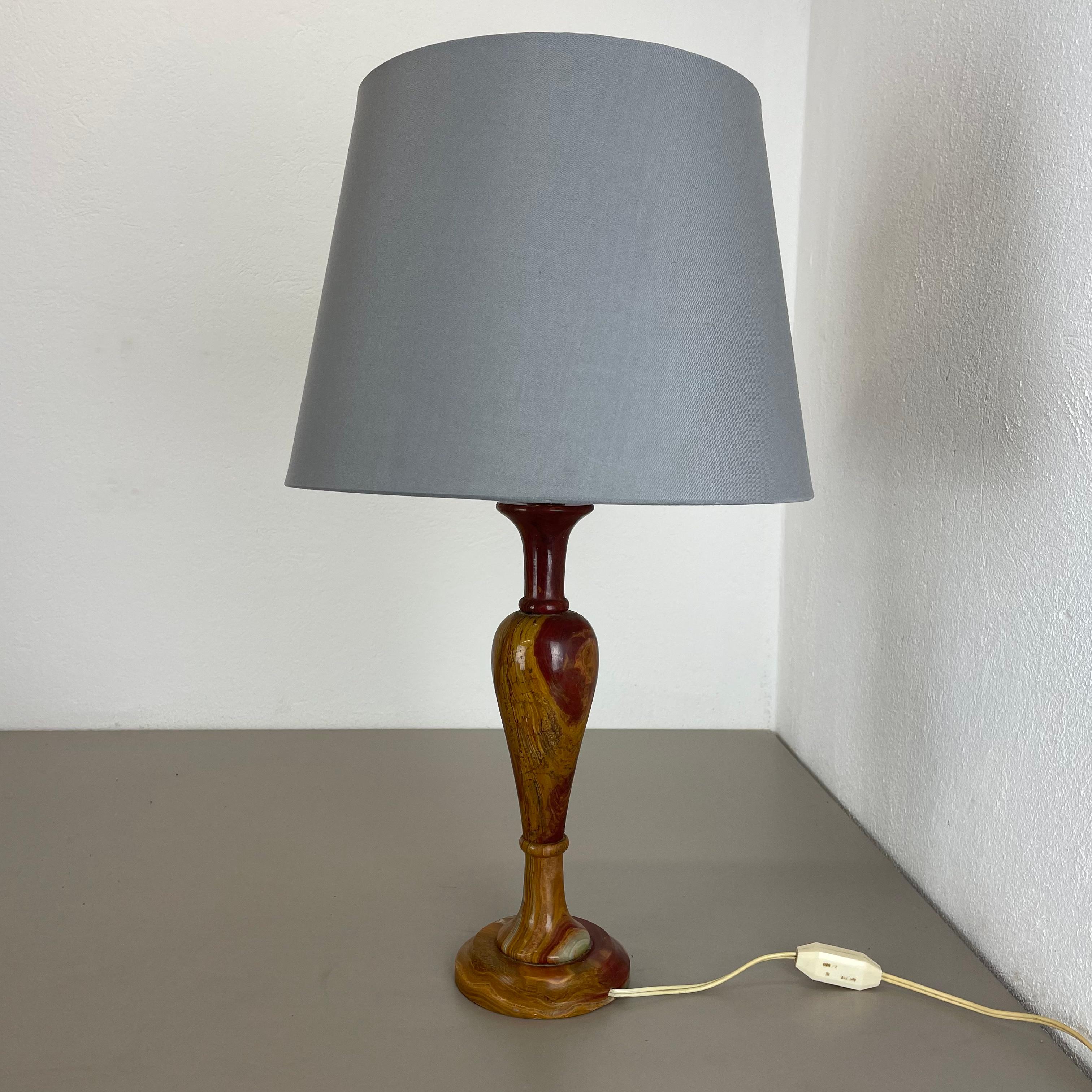 Artikel:

Beeindruckender großer Onyx-Marmor-Lichtsockel


Herkunft:

Italien


Jahrzehnt:

1970s



Beschreibung:

Dieses originelle Vintage-Leuchtensockelelement ist aus hochwertigem Onyxmarmor gefertigt und steht auf einem schön geformten