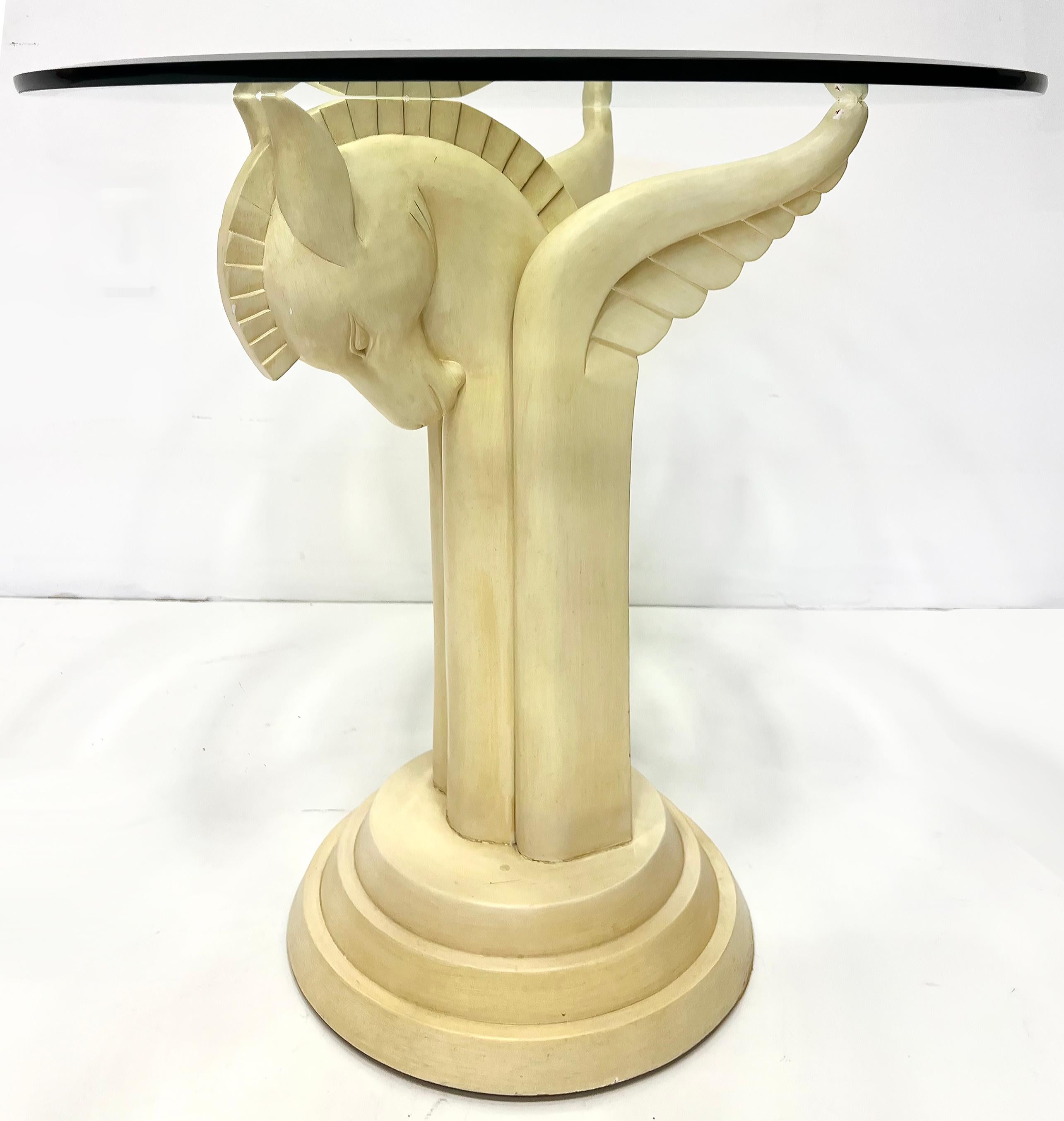 Biseauté Table d'appoint vintage Hollywood Regency Pegasus Wood, sculptée et peinte en vente