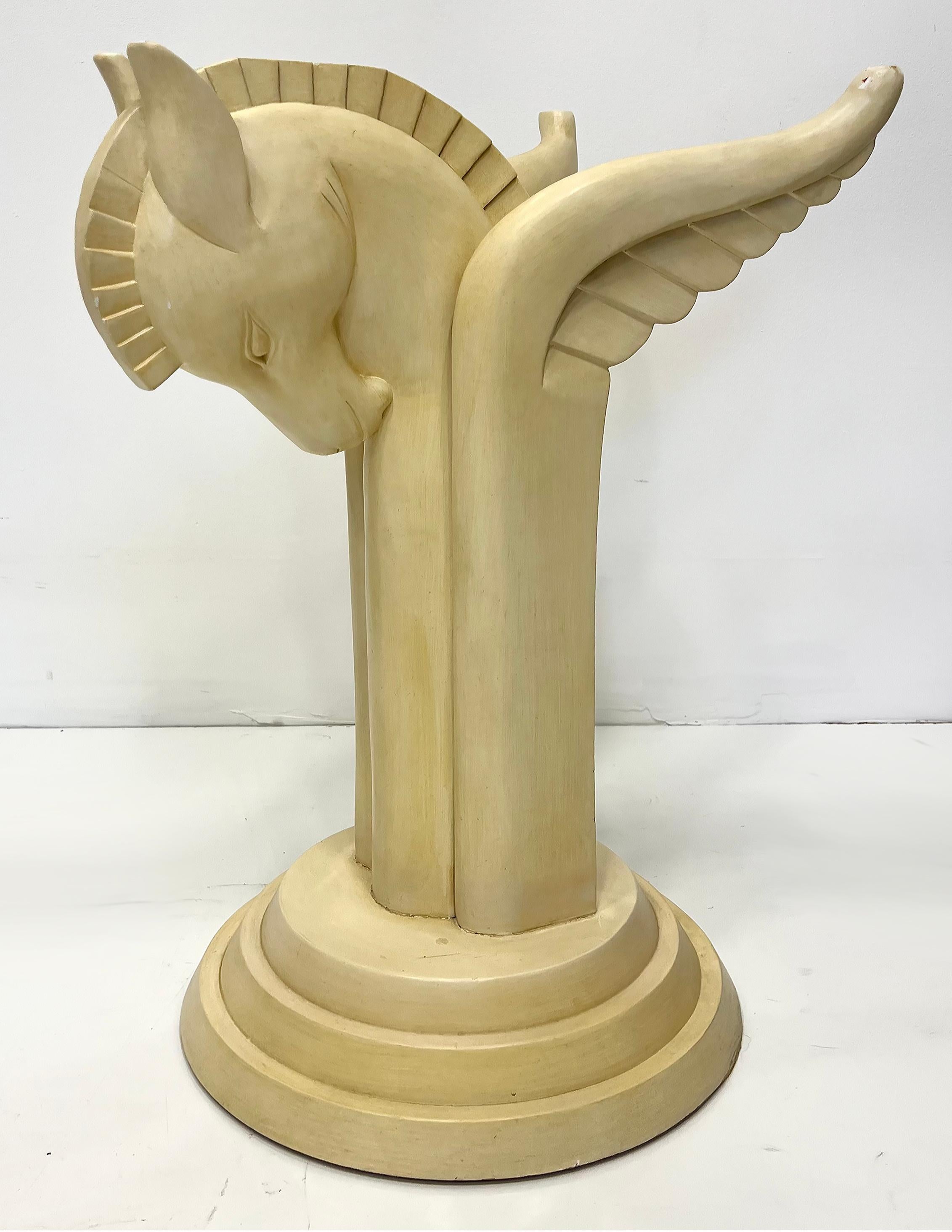20ième siècle Table d'appoint vintage Hollywood Regency Pegasus Wood, sculptée et peinte en vente