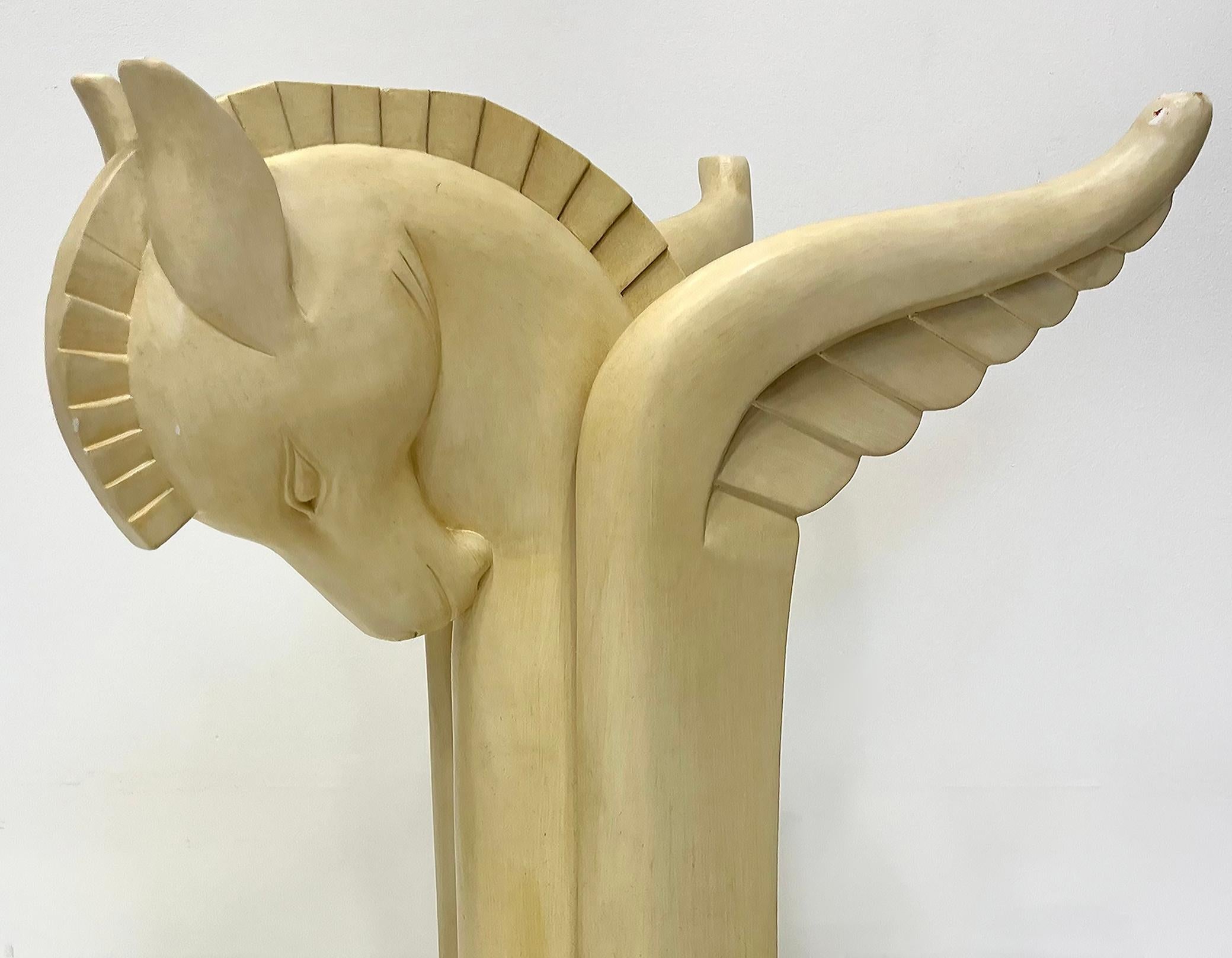 Verre Table d'appoint vintage Hollywood Regency Pegasus Wood, sculptée et peinte en vente