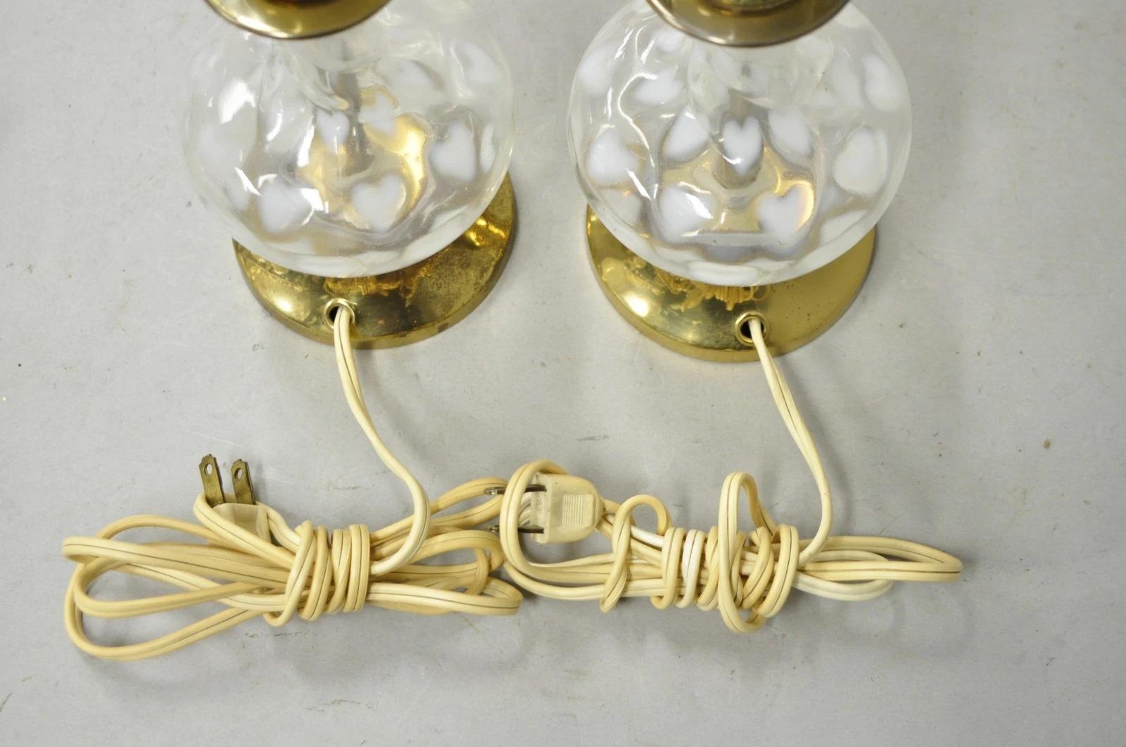 Vintage Hollywood Regency Petite lampe de table Boudoir en verre soufflé avec cœurs, paire en vente 4