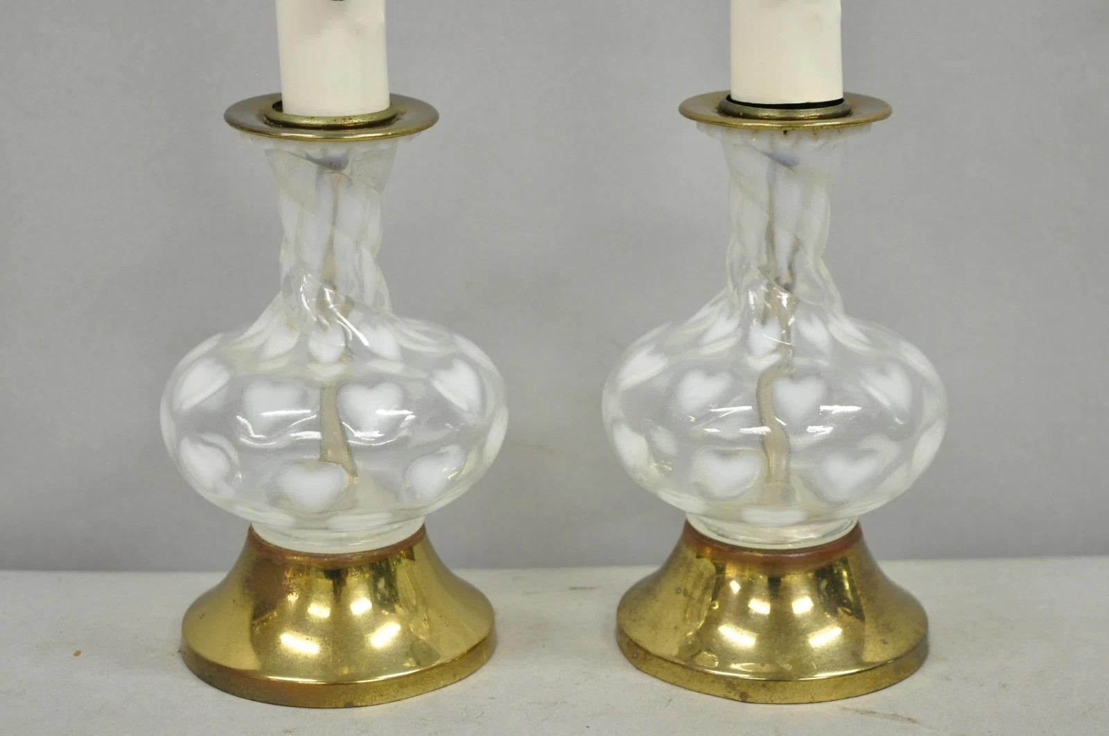 Inconnu Vintage Hollywood Regency Petite lampe de table Boudoir en verre soufflé avec cœurs, paire en vente