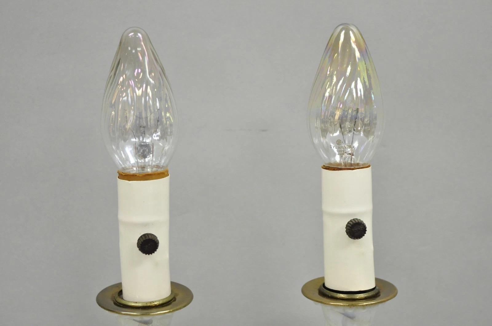 20ième siècle Vintage Hollywood Regency Petite lampe de table Boudoir en verre soufflé avec cœurs, paire en vente