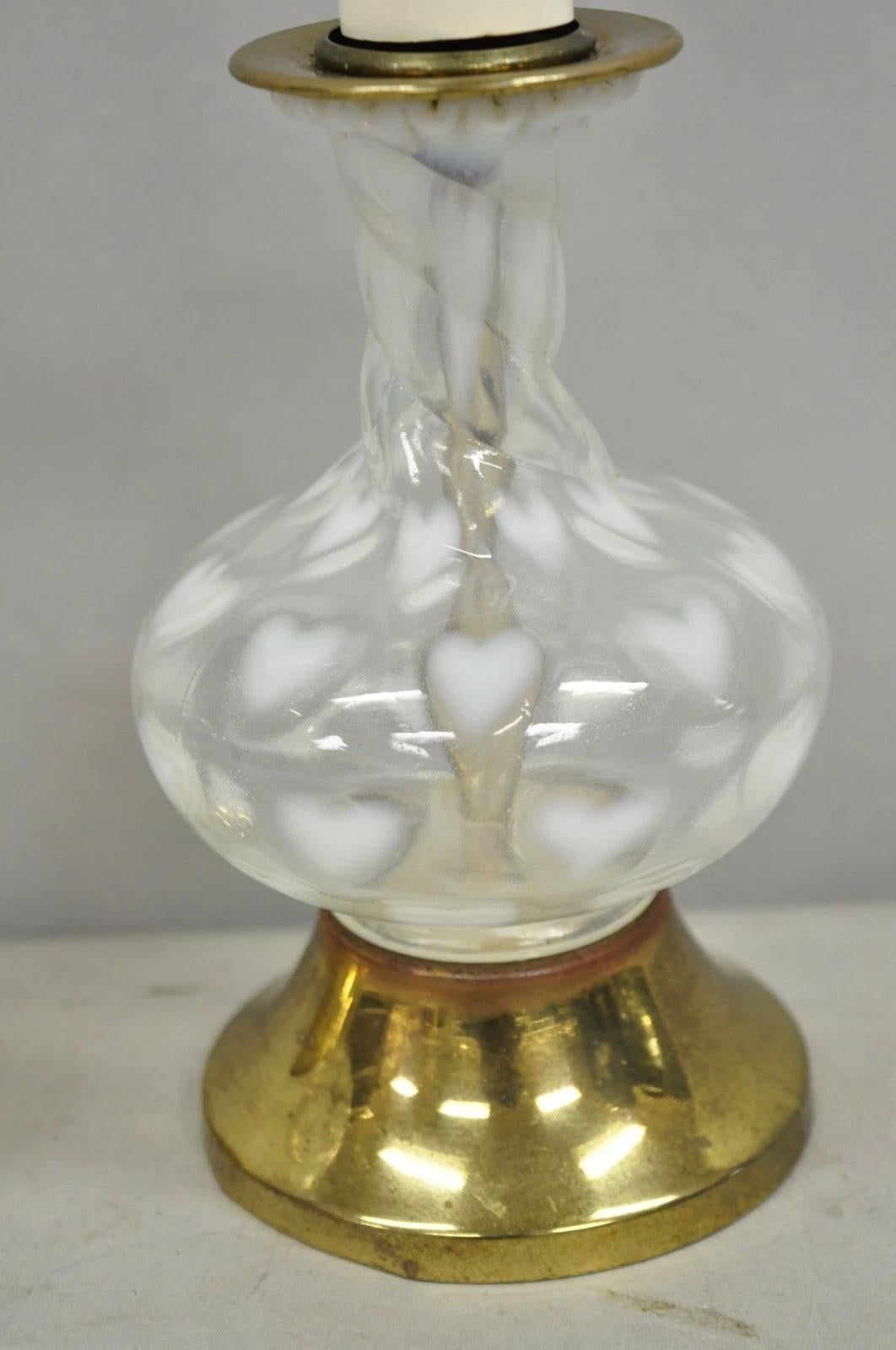 Vintage Hollywood Regency Petite lampe de table Boudoir en verre soufflé avec cœurs, paire en vente 1