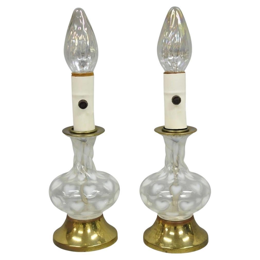 Vintage Hollywood Regency Petite lampe de table Boudoir en verre soufflé avec cœurs, paire en vente