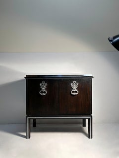 Vintage Hollywood Regency Petite Cabinet / Bar Attribuito a Mastercraft