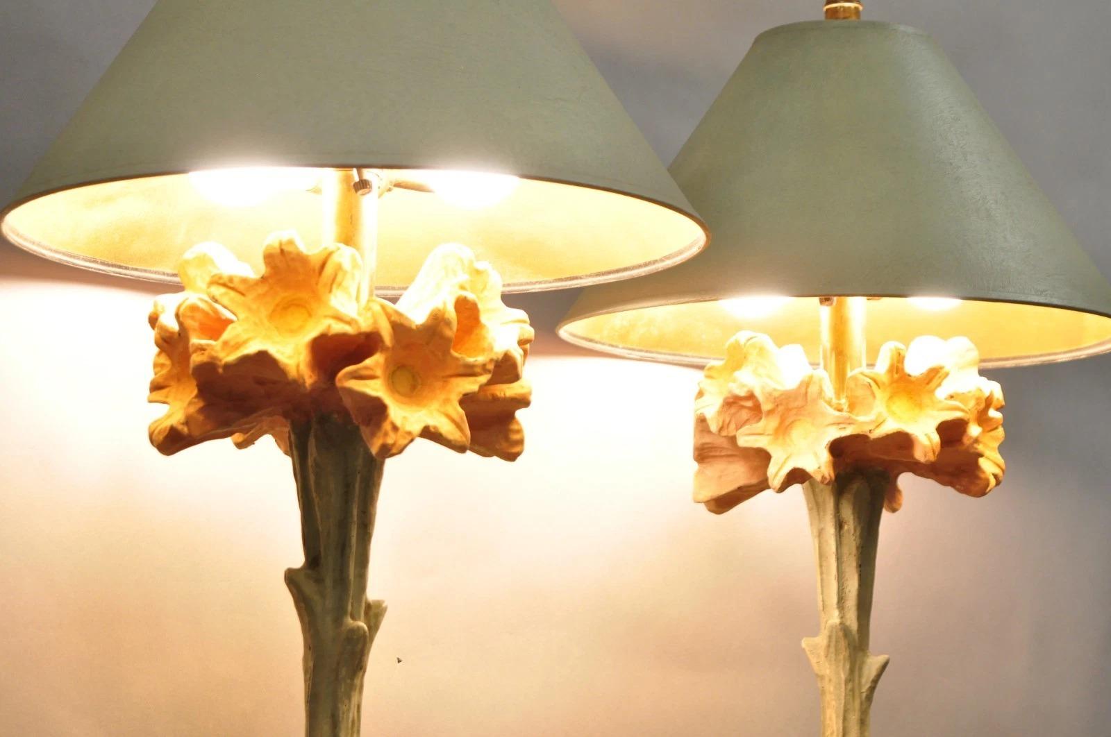 Lampada da tavolo alta vintage Hollywood Regency rosa con bouquet di fiori di giglio di Hart Pair in vendita 8