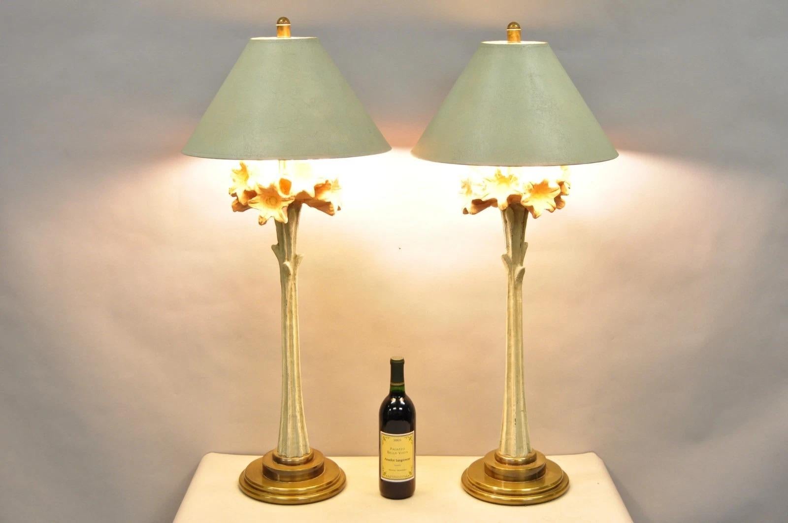 intage Hollywood Regency Pink Lily Flower Bouquet Tall Table Lamps by Hart Assoc. - una coppia. L'articolo è dotato di paralumi originali con texture verde (vedi foto 9), finiture dipinte con effetto angosciante verde e rosa, basi a gradini in
