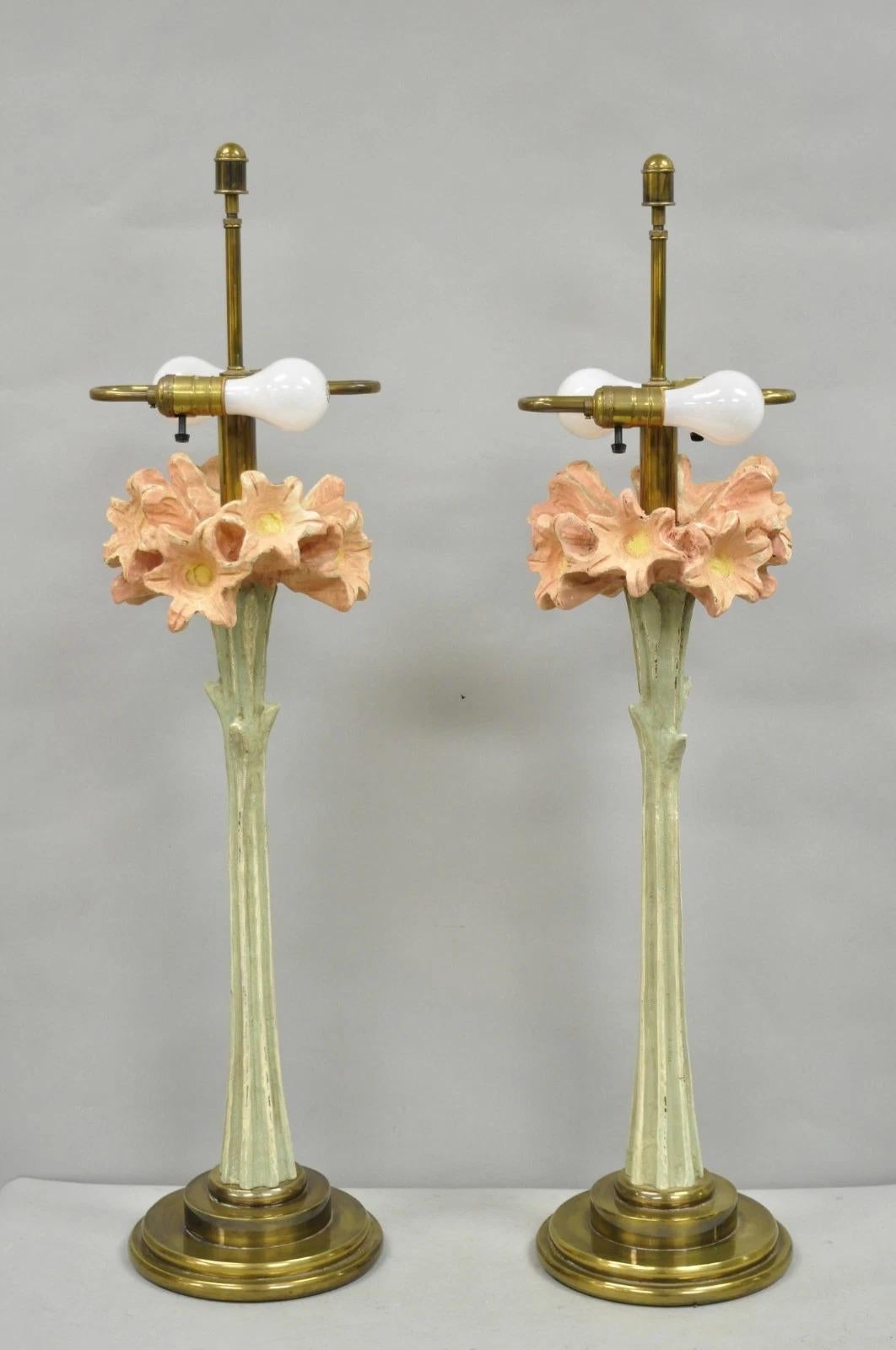 Sconosciuto Lampada da tavolo alta vintage Hollywood Regency rosa con bouquet di fiori di giglio di Hart Pair in vendita