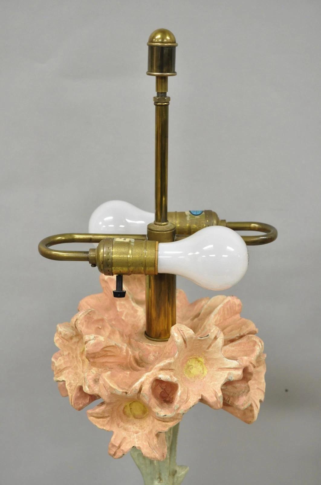 Lampada da tavolo alta vintage Hollywood Regency rosa con bouquet di fiori di giglio di Hart Pair In condizioni buone in vendita a Philadelphia, PA