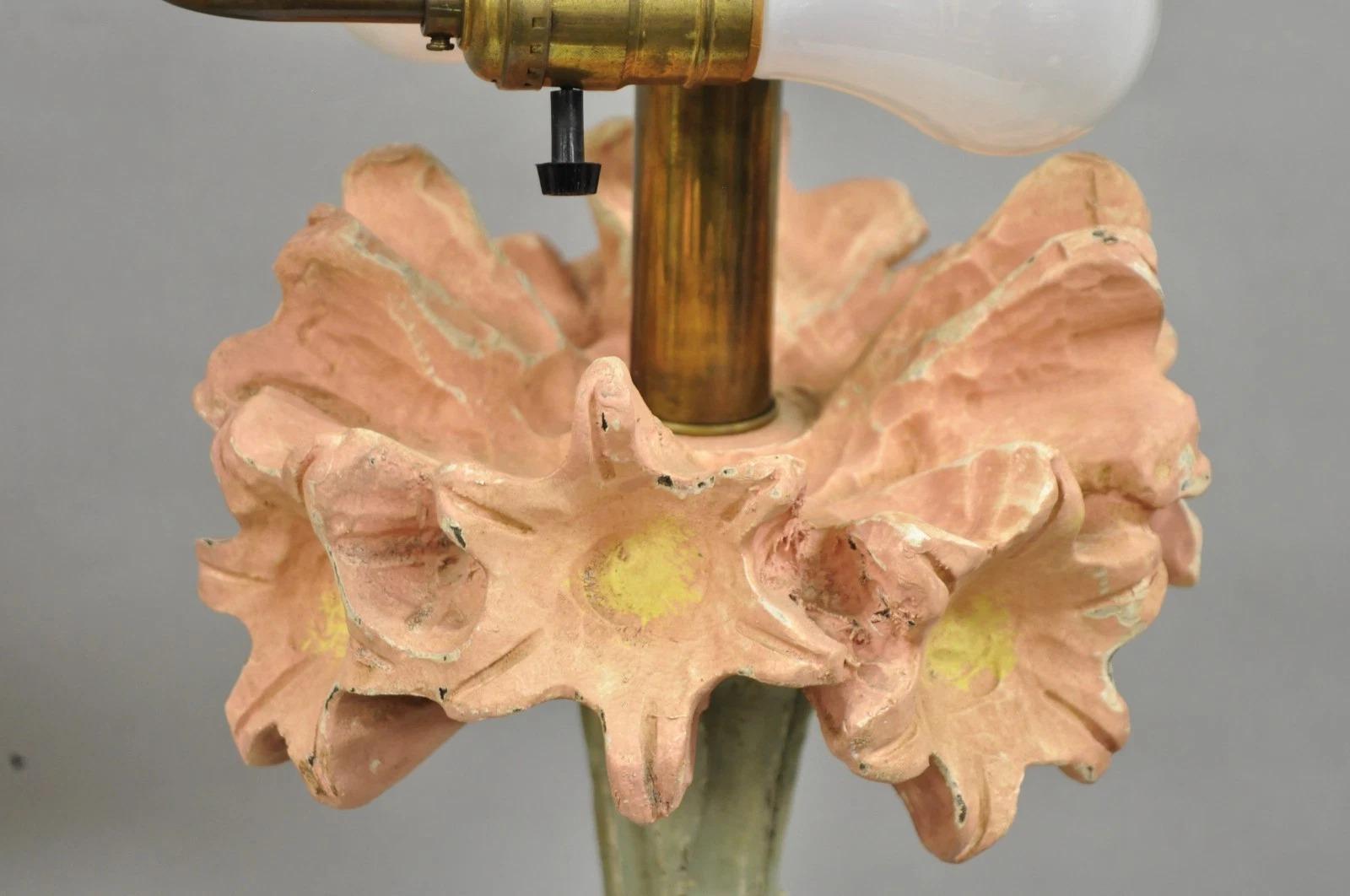 Lampada da tavolo alta vintage Hollywood Regency rosa con bouquet di fiori di giglio di Hart Pair in vendita 2