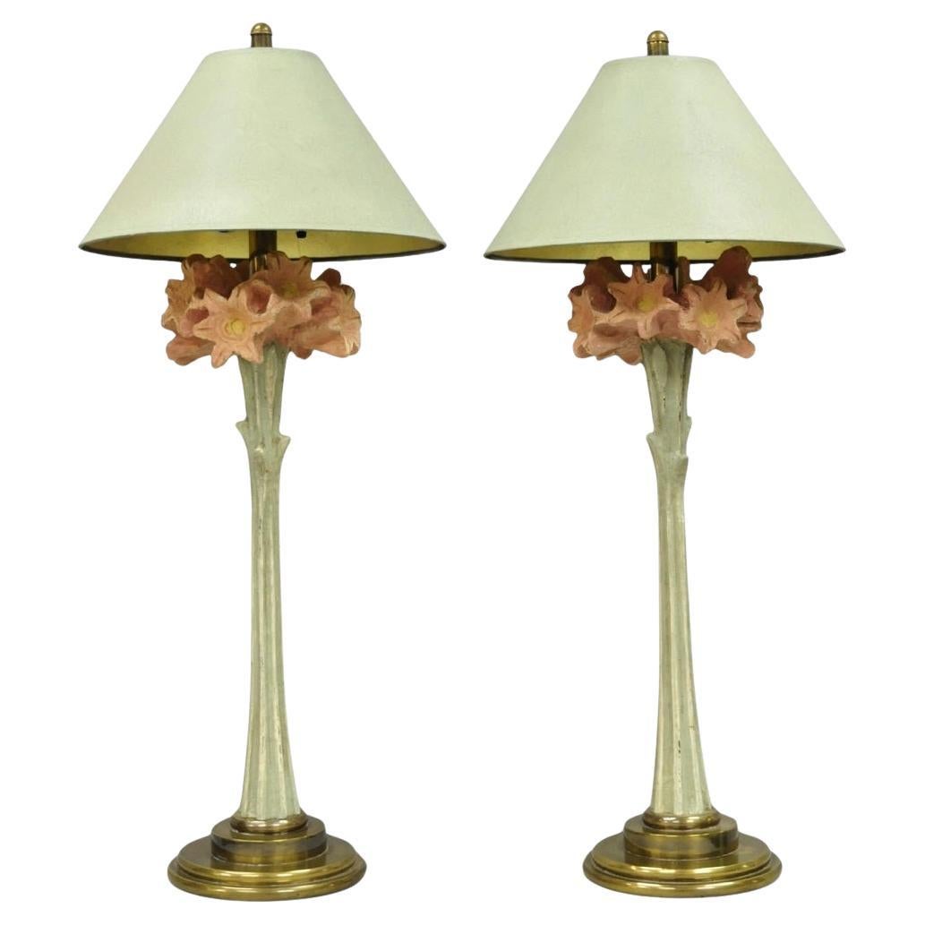 Lampada da tavolo alta vintage Hollywood Regency rosa con bouquet di fiori di giglio di Hart Pair in vendita