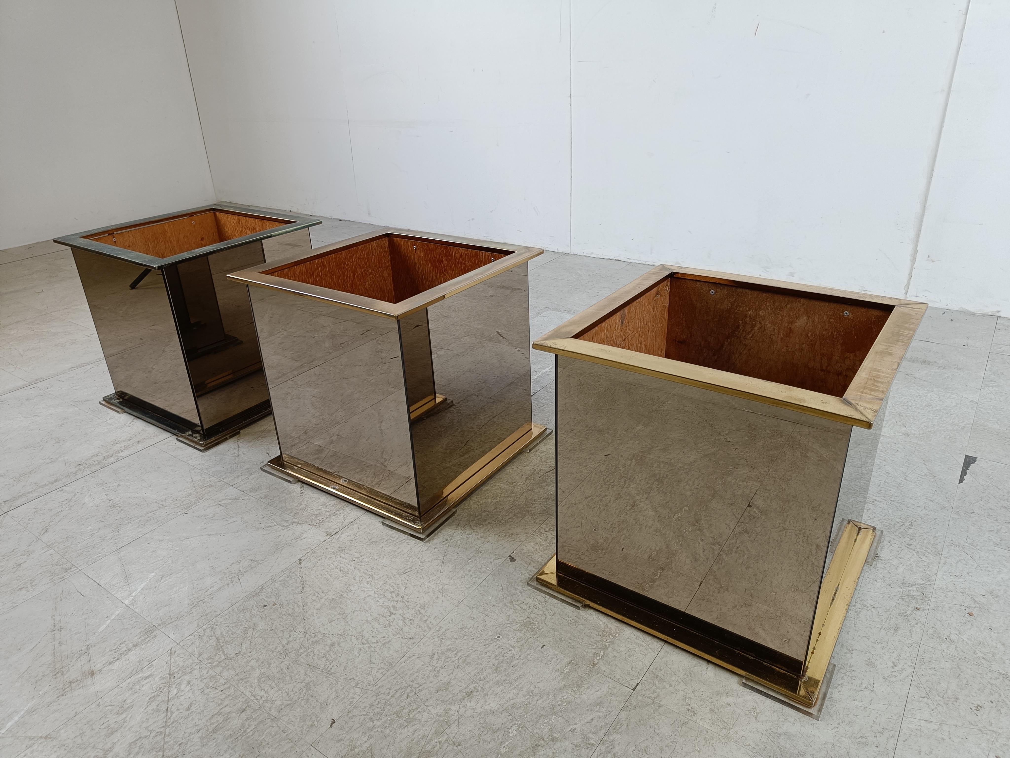 Set of three brass and mirrored glass planters.

They can be placed together or used separately to make a nice setup.

Very good condition.

1970s - Belgium

Dimensions:
Height: 44cm/17.32