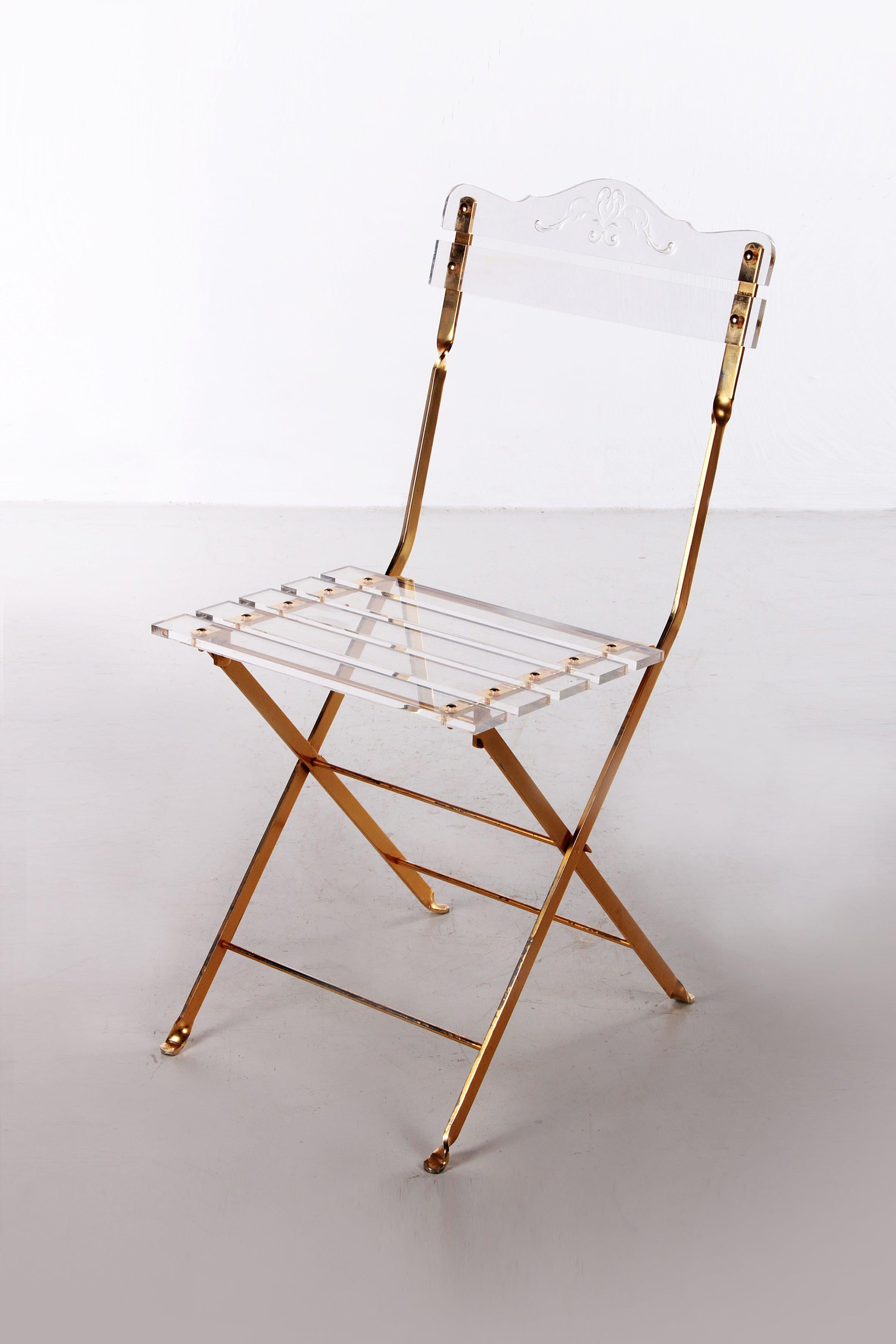 Vintage Hollywood Regency Plexiglass Dining Chair 1970s


Discover the elegance of the 70s with this beautiful Hollywood Regency dining room chair, a true piece of art that will give your interior a touch of French bistro chic. The combination of