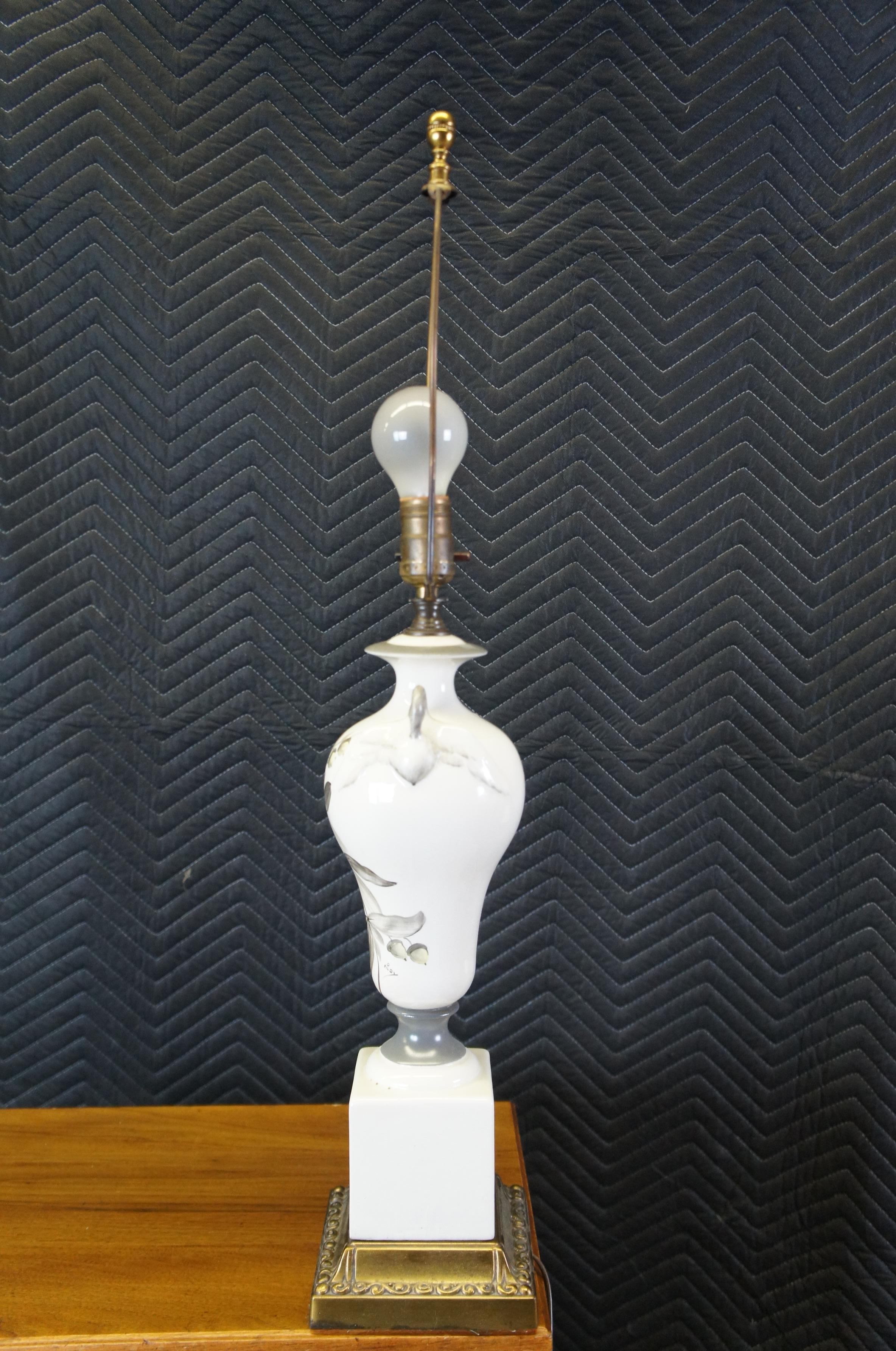20th Century Vintage Hollywood Regency Porcelain Hand Painted Figural Swan Trophy Lamp Light  For Sale