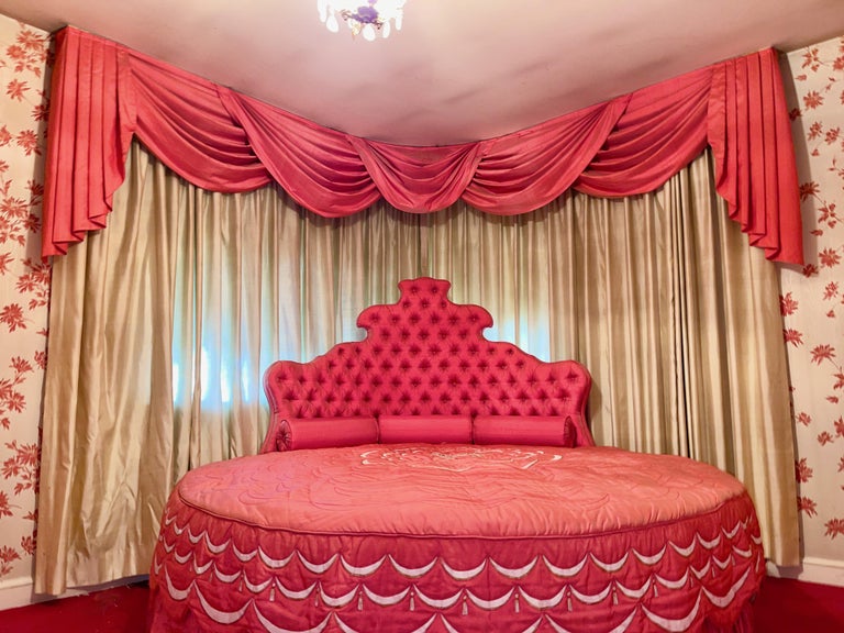 Round outlet hollywood bed