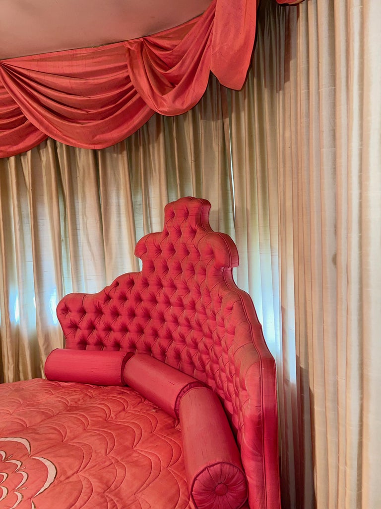 Round on sale hollywood bed