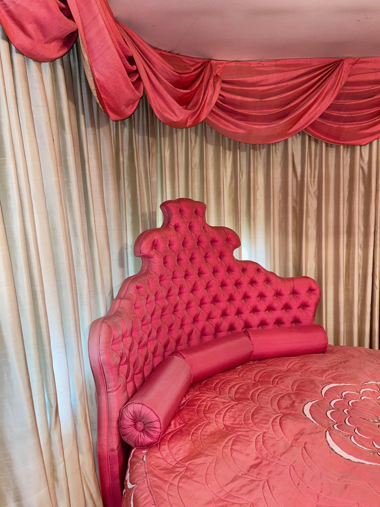 Round hollywood bed outlet