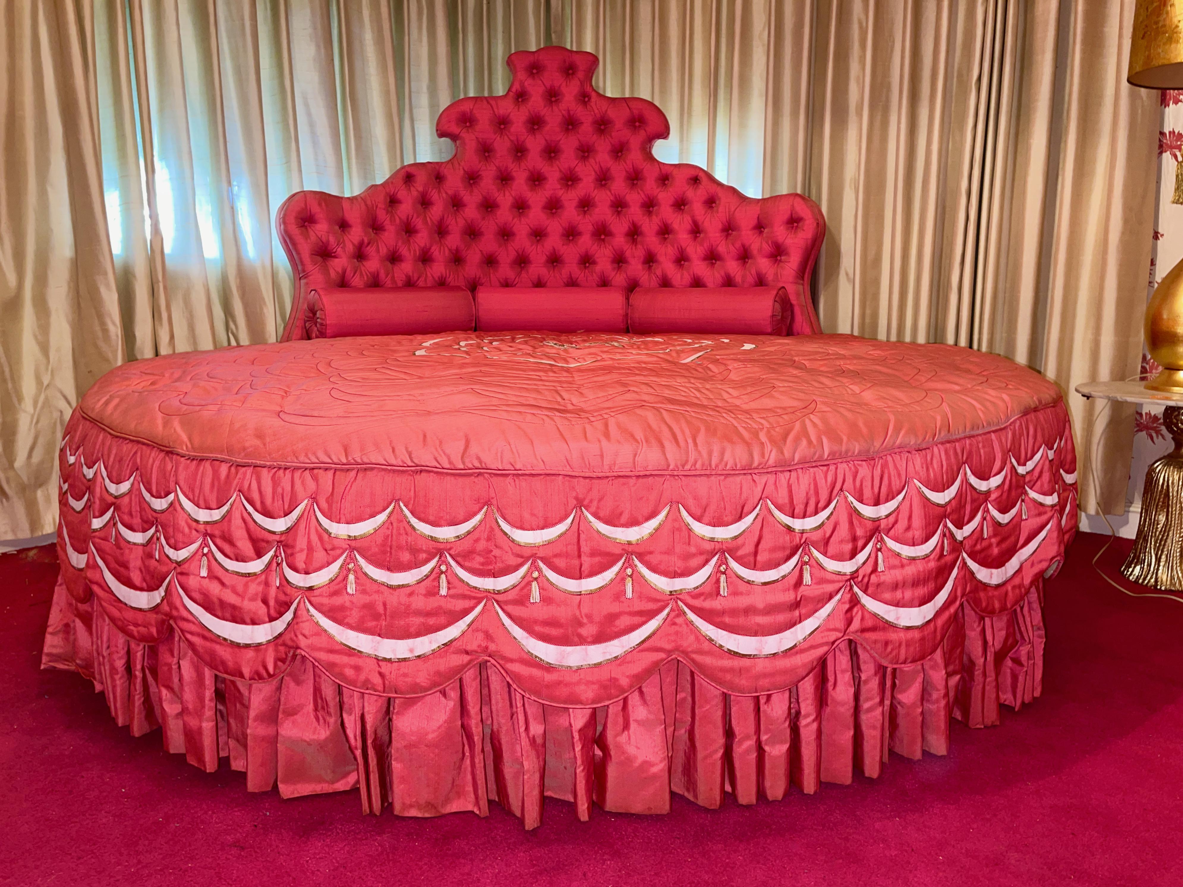 Mid-20th Century Vintage Hollywood Regency Round Bed