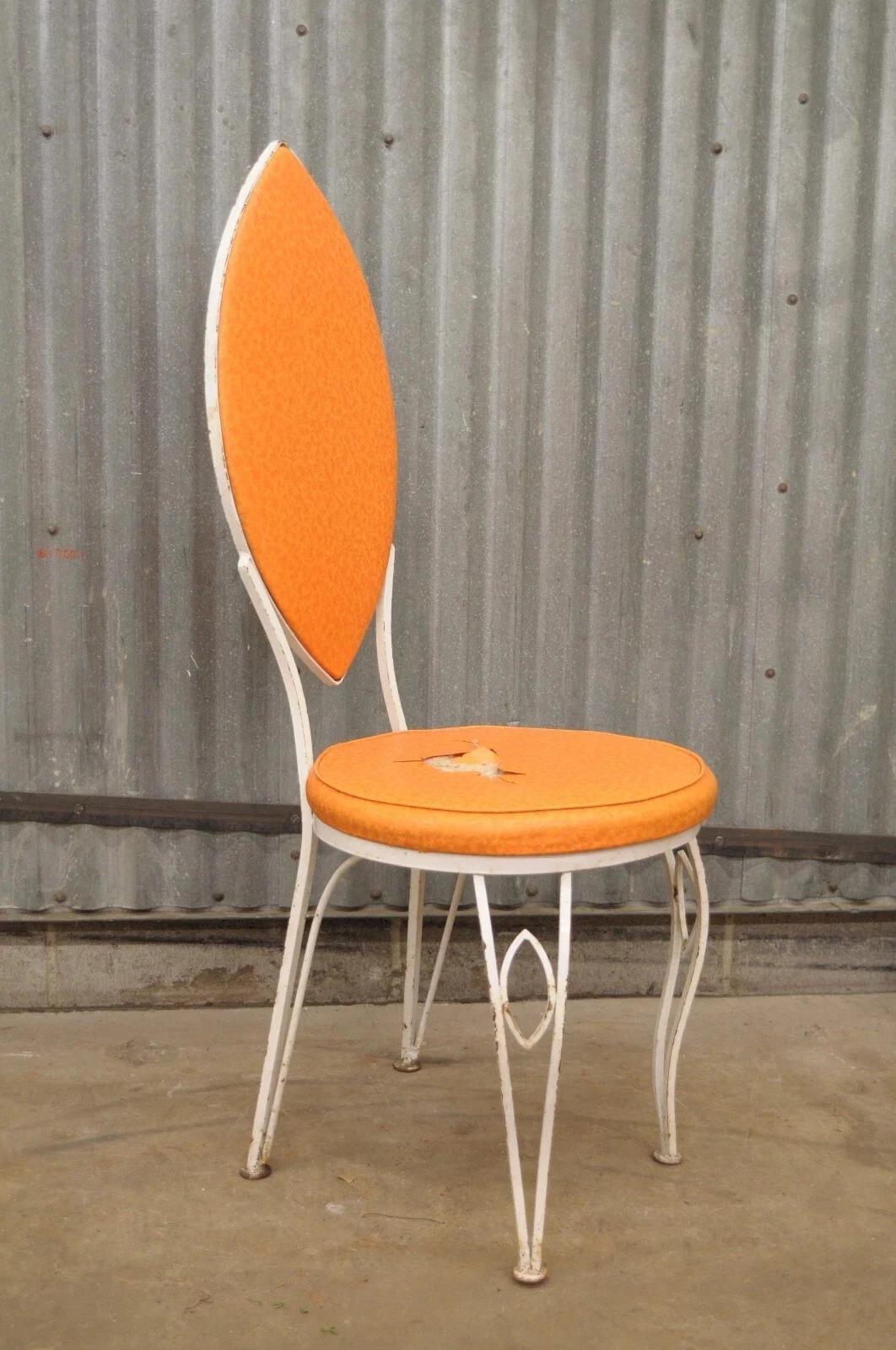 Sedia laterale in ferro battuto vintage Hollywood Regency Salterini Style Marquise (B). L'articolo è caratterizzato da una struttura in ferro battuto, seduta e schienale imbottiti, gambe sagomate, artigianato americano di qualità, non marcato. Circa