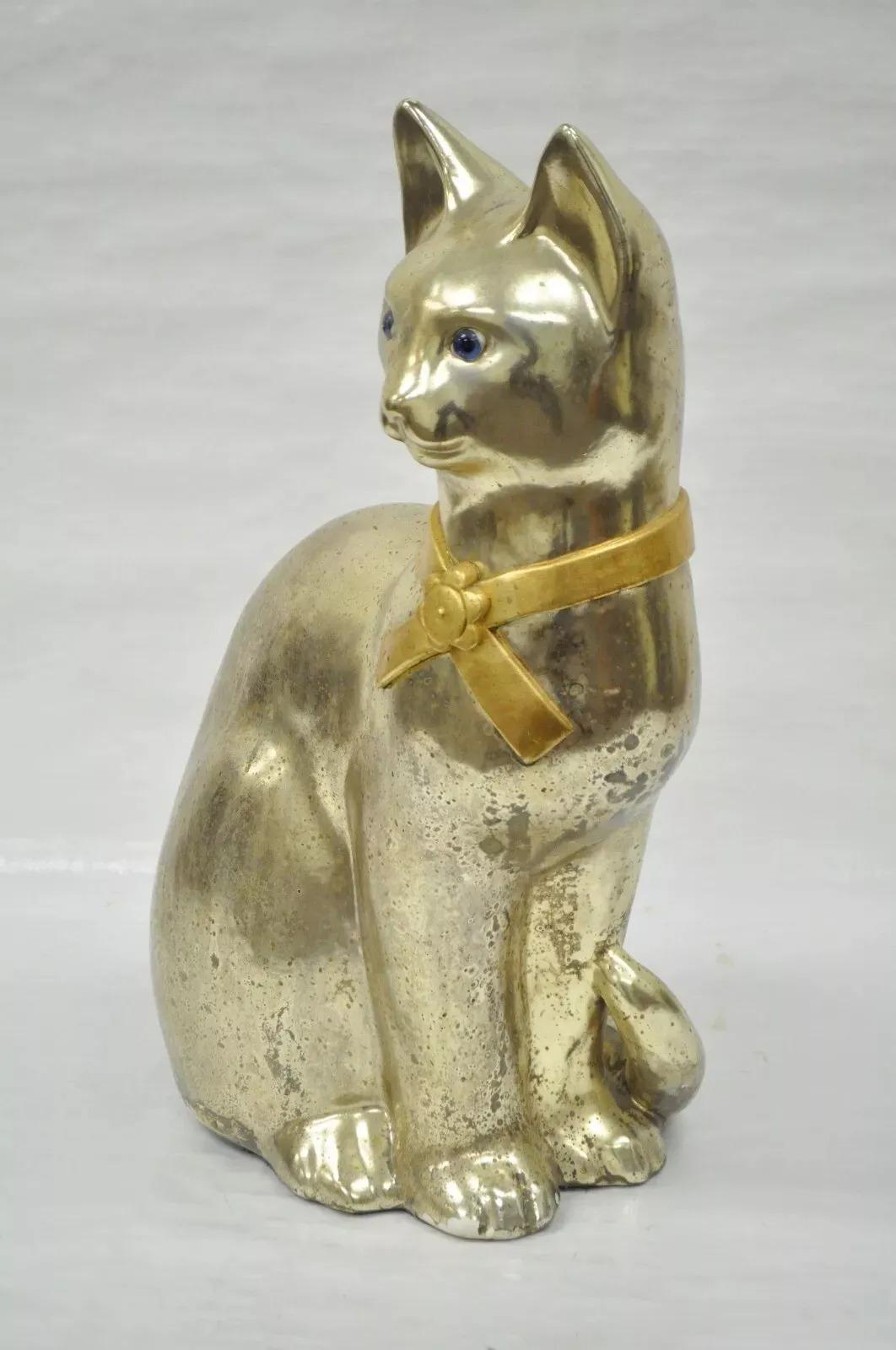Vintage Hollywood Regency Silber & Gold Keramik Katze Statue Figur. Artikel mit originalem Silber/Gold-Finish, Goldband und blauen Glasaugen. CIRCA Spätes 20. Jahrhundert. Abmessungen: 24