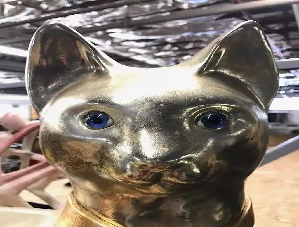 Vintage Hollywood Regency Silber & Gold Keramik Katzenstatue-Figur, Vintage im Zustand „Gut“ im Angebot in Philadelphia, PA