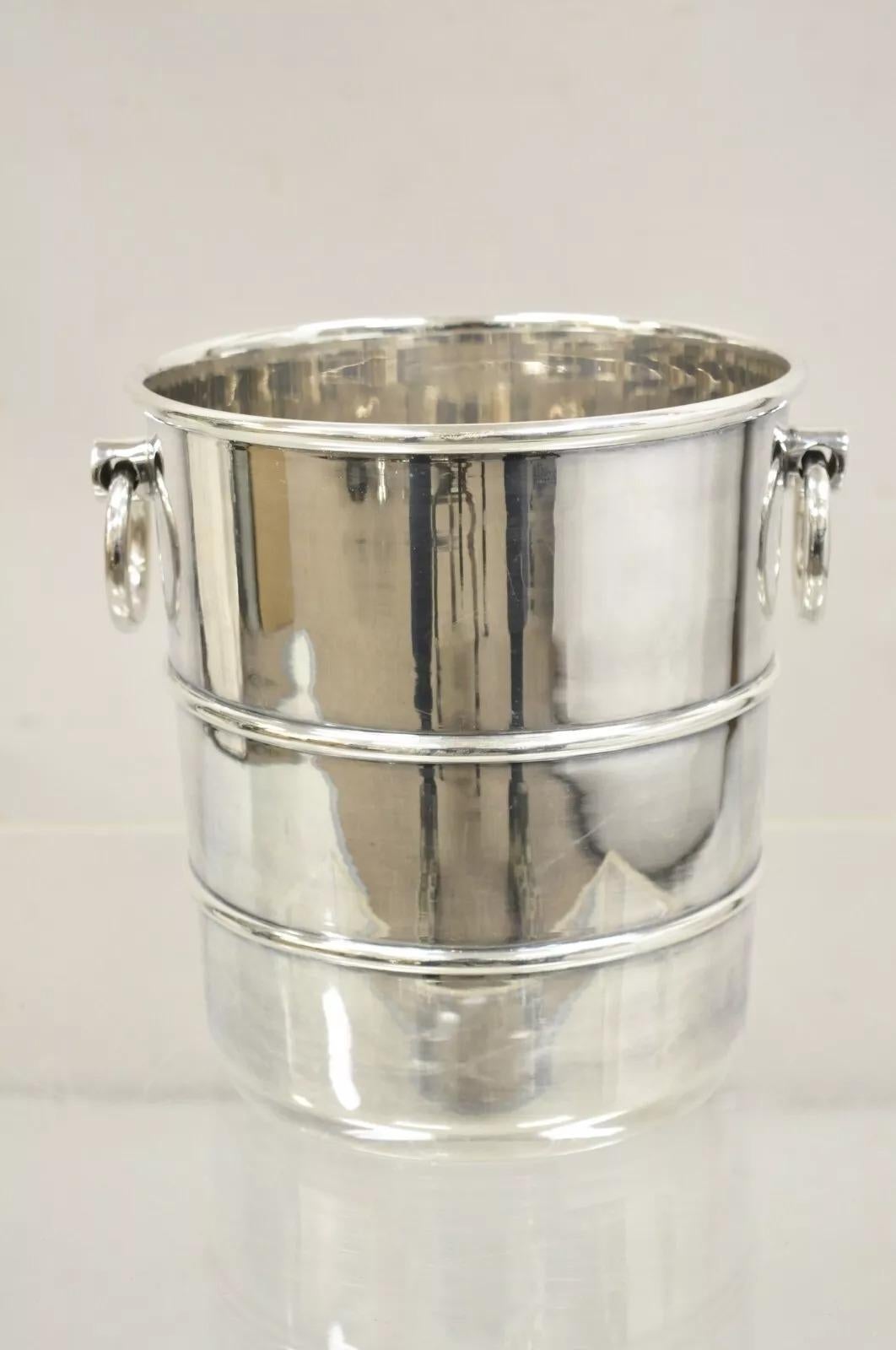 Seau à glace pour champagne Vintage Hollywood Regency Plated Silver Chiller with Drop Ring Handles. Circa Mid 20th Century. Dimensions : 8