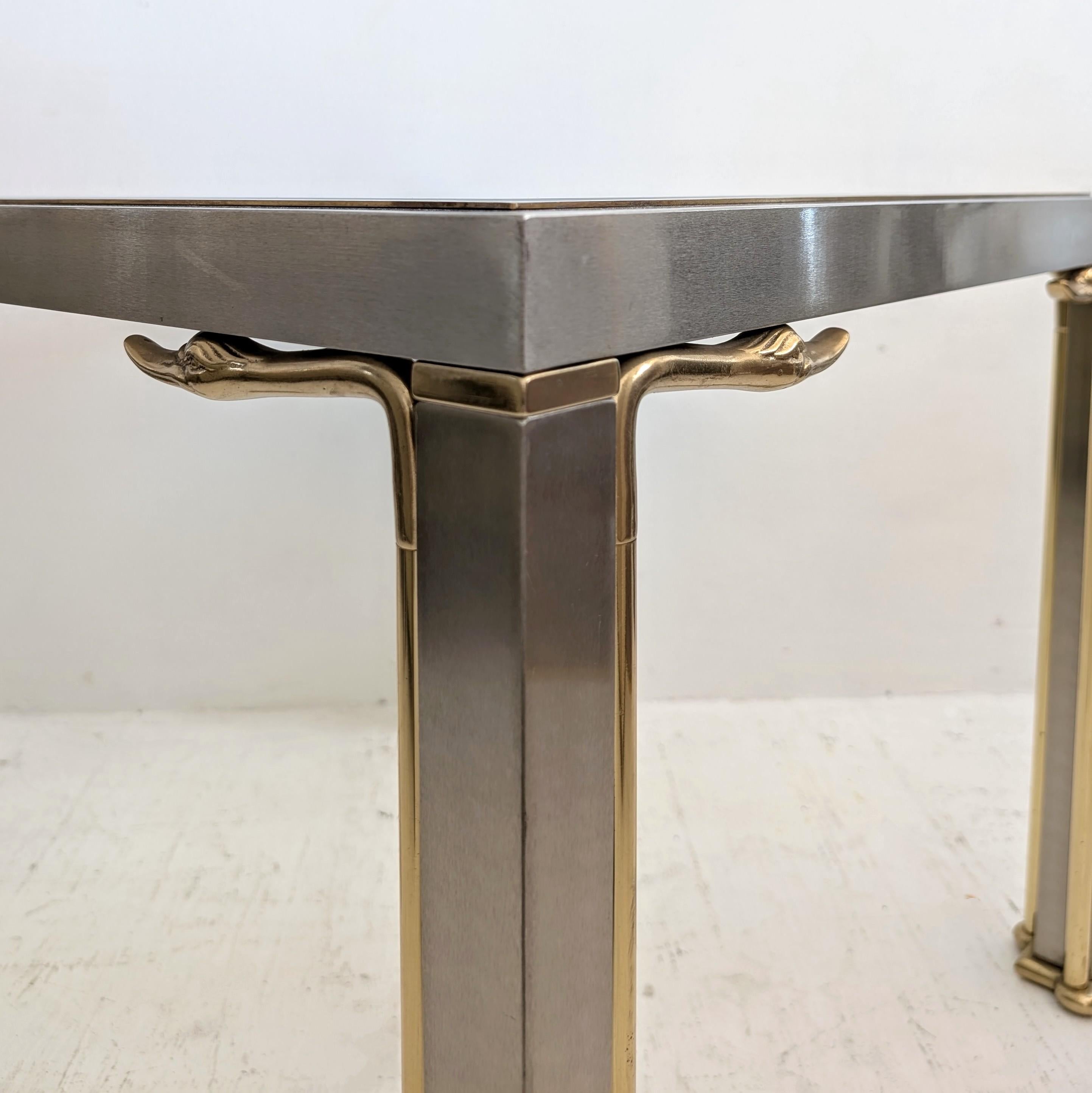 Mesa auxiliar o de centro vintage Hollywood Regency de acero y latón con cabezas de cisne años 70 en venta 4