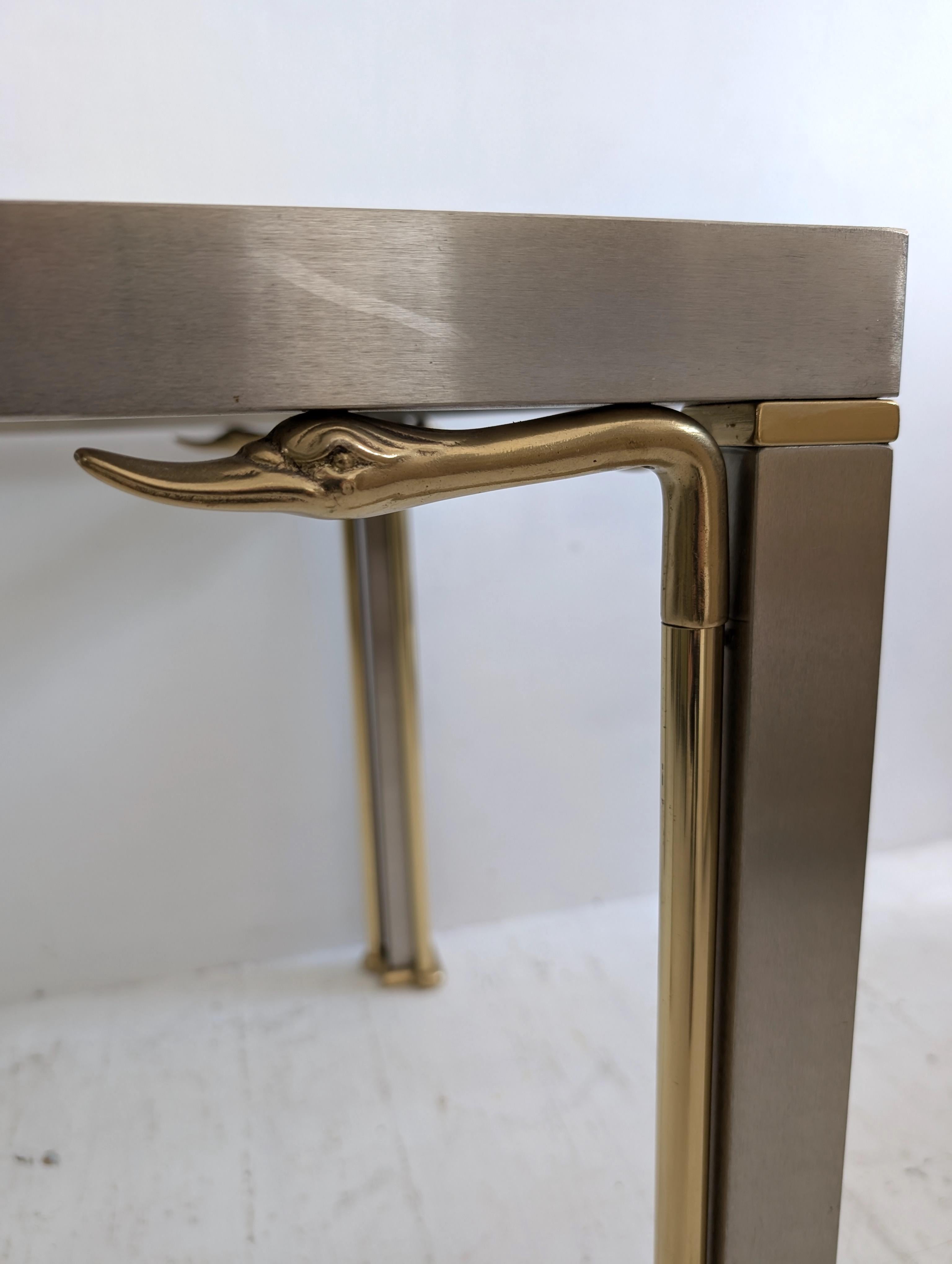 Mesa auxiliar o de centro vintage Hollywood Regency de acero y latón con cabezas de cisne años 70 en venta 5