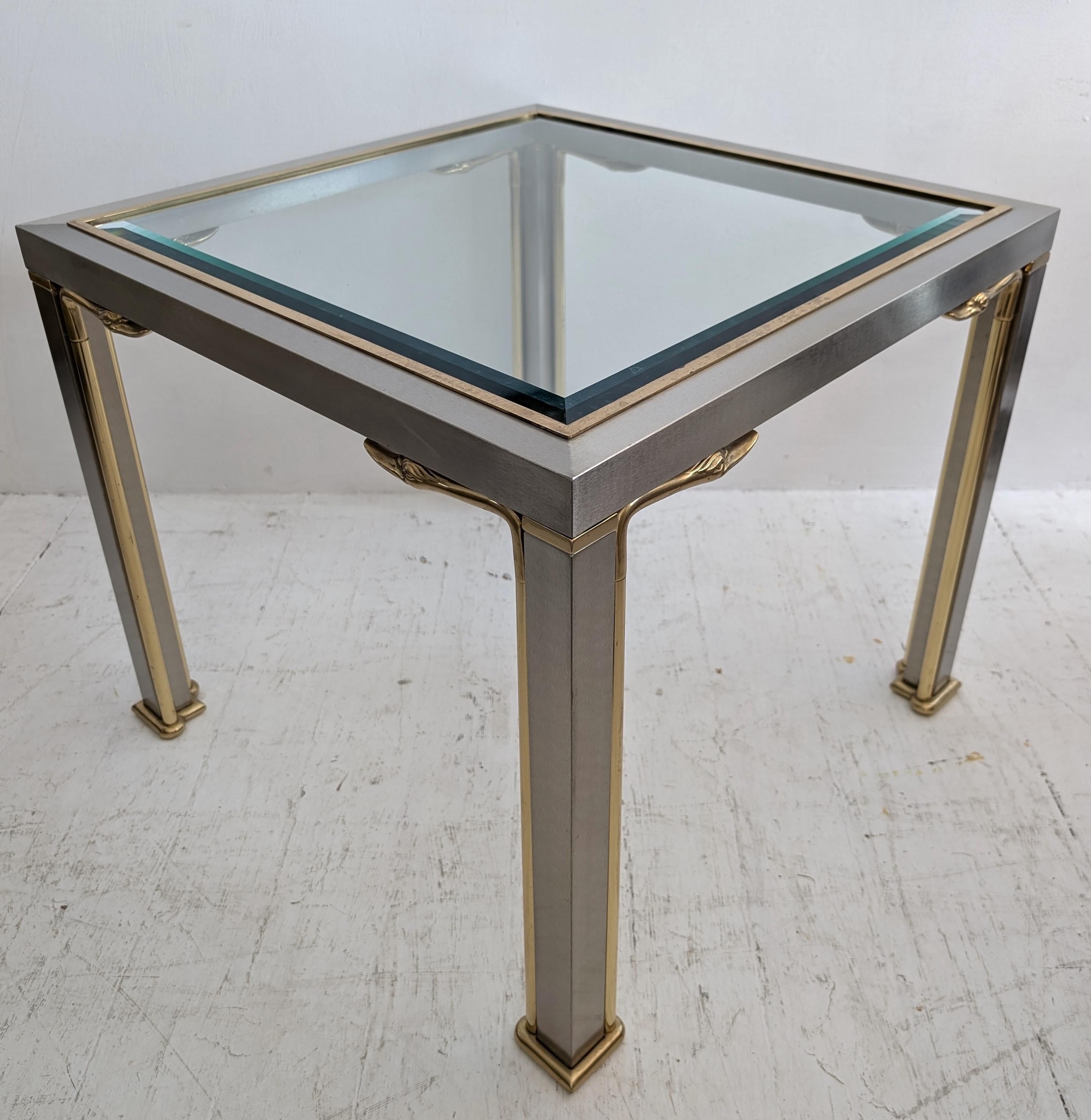 Mesa auxiliar o de centro vintage Hollywood Regency de acero y latón con cabezas de cisne años 70 Francés en venta