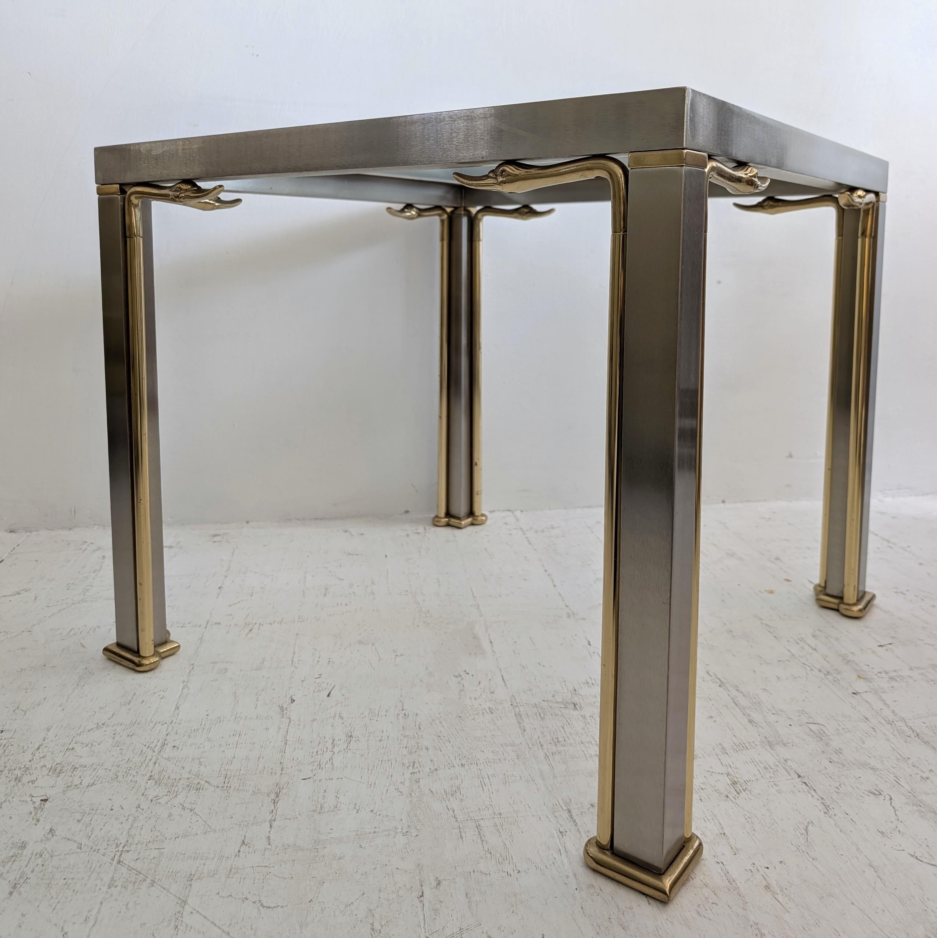 Mesa auxiliar o de centro vintage Hollywood Regency de acero y latón con cabezas de cisne años 70 siglo XX en venta
