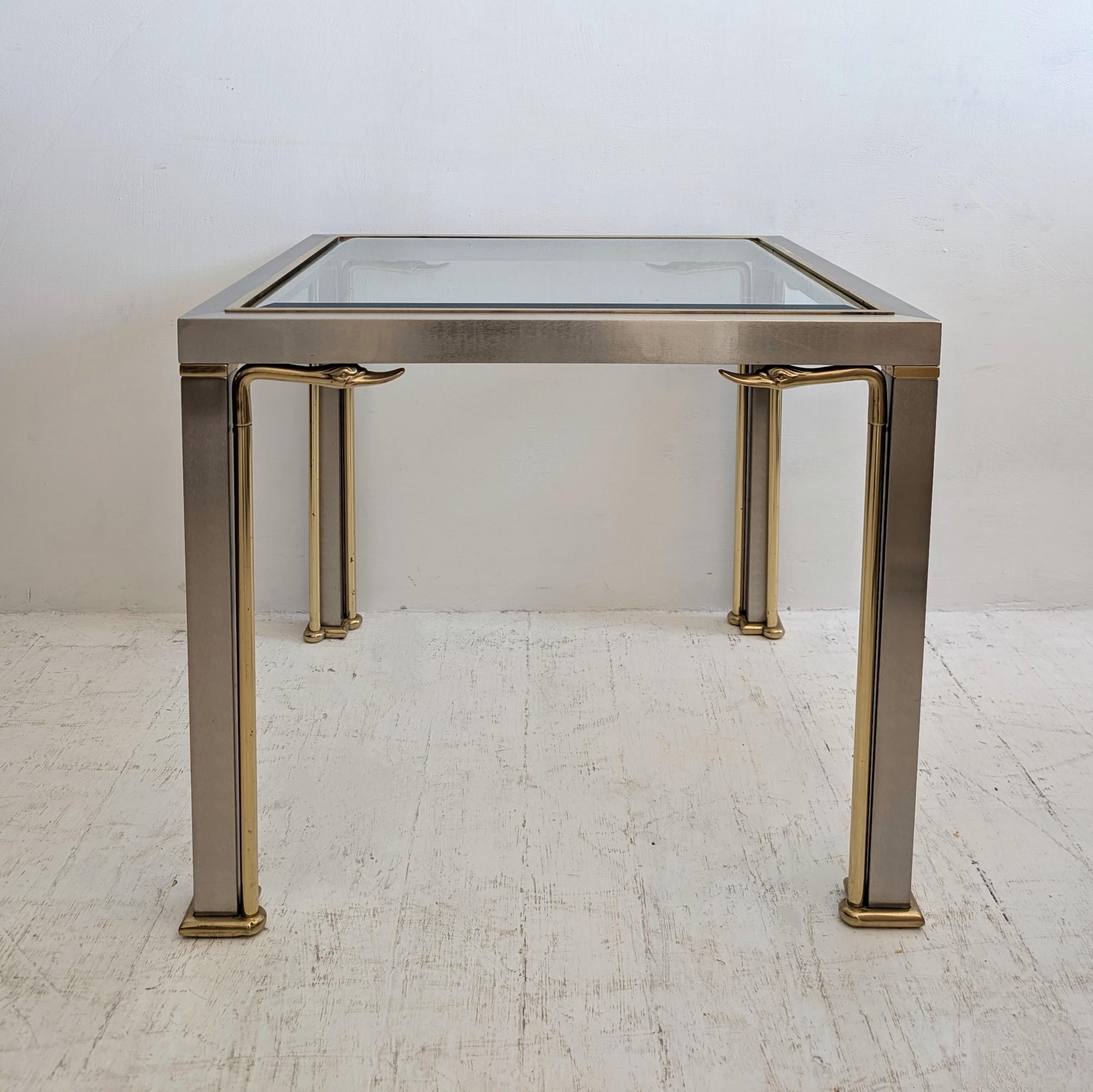 Mesa auxiliar o de centro vintage Hollywood Regency de acero y latón con cabezas de cisne años 70 Latón en venta