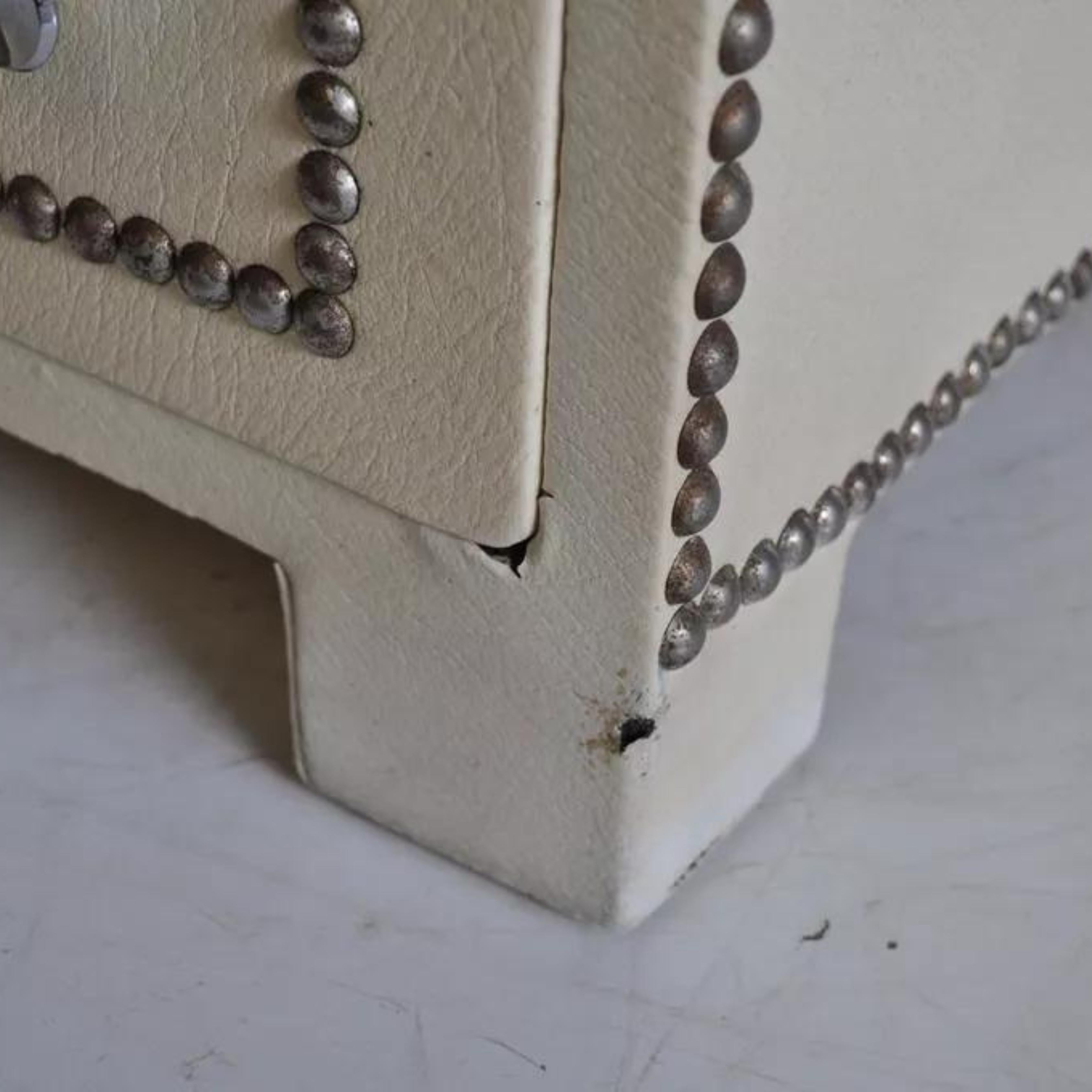 Vintage Hollywood Regency Studded Faux Leather Nightstand Table Campaign Chest en vente 4