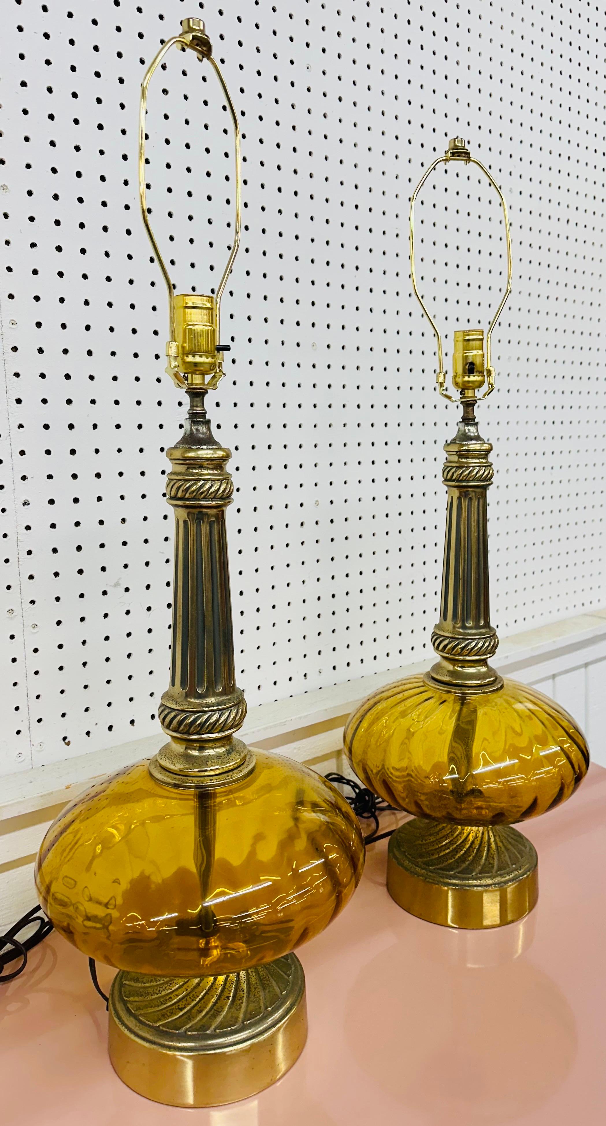 Este anuncio es para un par de lámparas de sobremesa vintage de cristal ámbar estilo Hollywood Regency. Con base de latón, cuerpo de cristal ámbar y arpa y cuerda originales. ¡Se trata de una combinación excepcional de calidad y diseño!