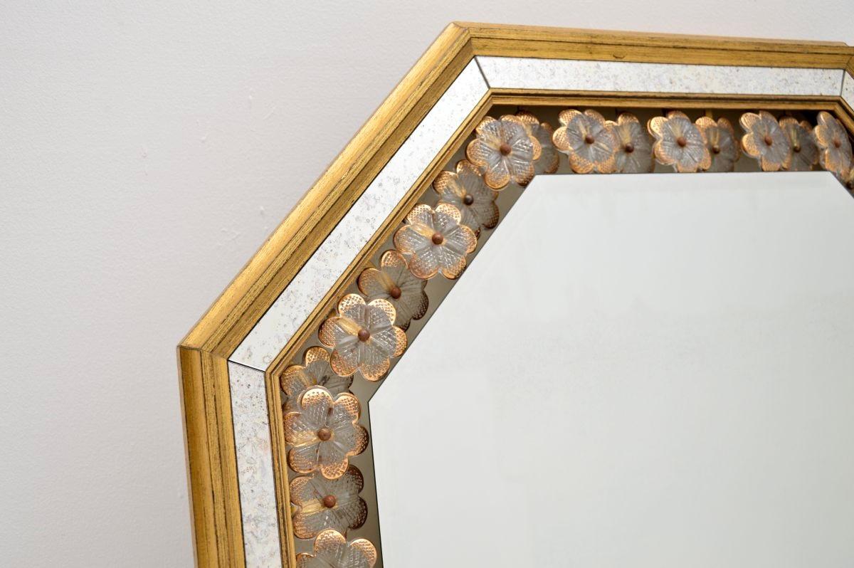 Uno specchio retroilluminato vintage in stile Hollywood Regency di Schoninger, molto elegante e ben realizzato. Questo modello è stato prodotto in Germania e risale agli anni '70 circa.

È di qualità superba e ha un design sorprendente: dietro lo