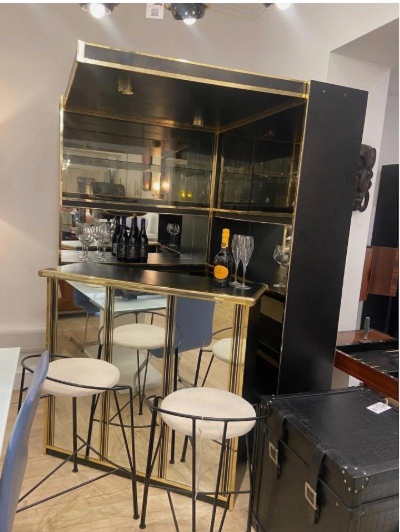 Vintage Hollywood Regency Style Drinks Bar With Mirrored Counter In Good Condition For Sale In London, GB