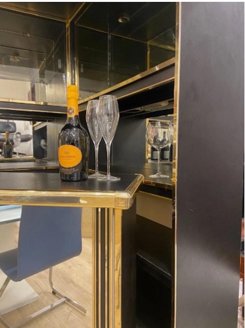 Mid-20th Century Vintage Hollywood Regency Style Drinks Bar With Mirrored Counter For Sale