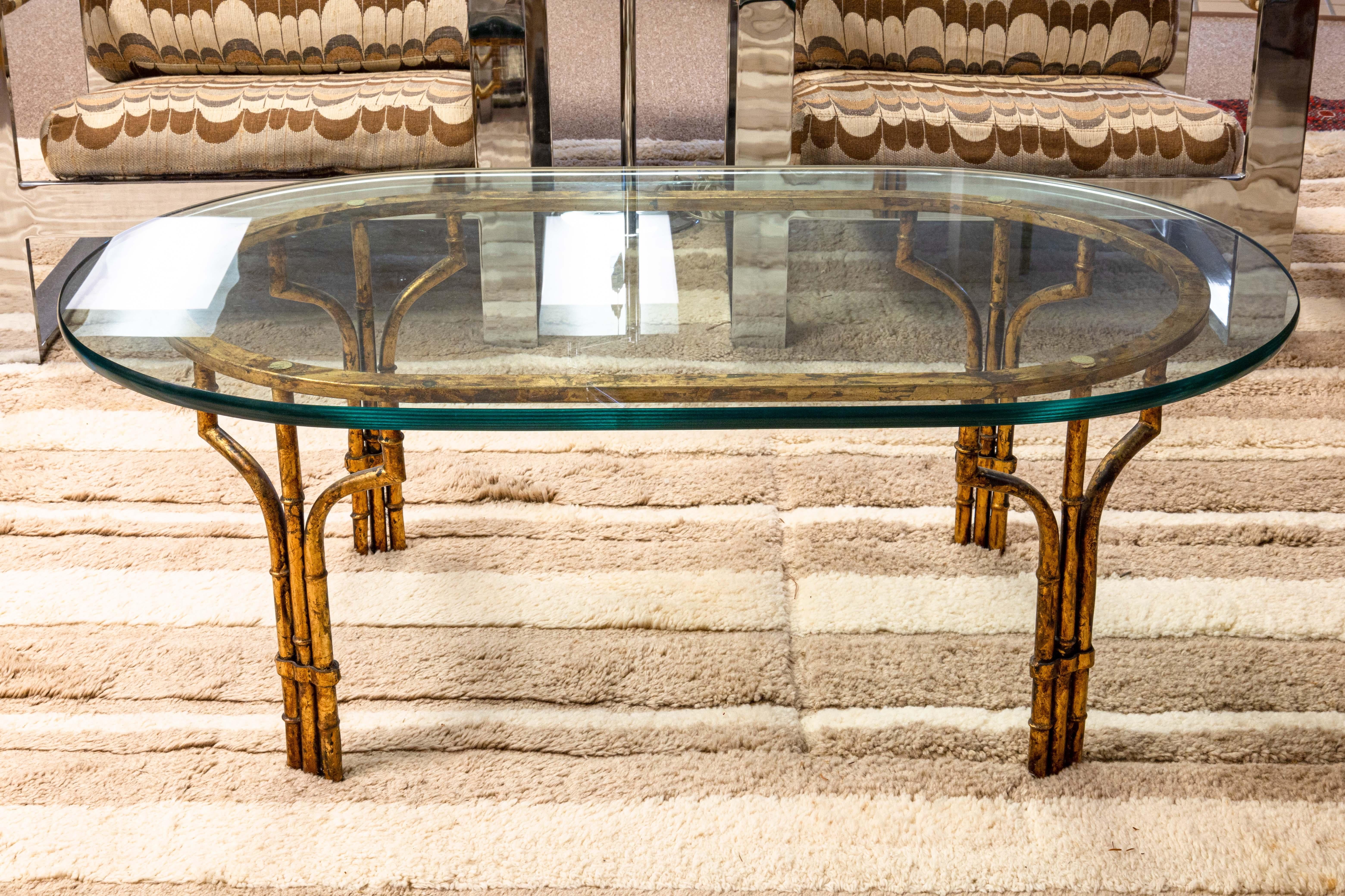 Américain Table basse ovale vintage de style Hollywood Regency en métal et faux laiton en vente